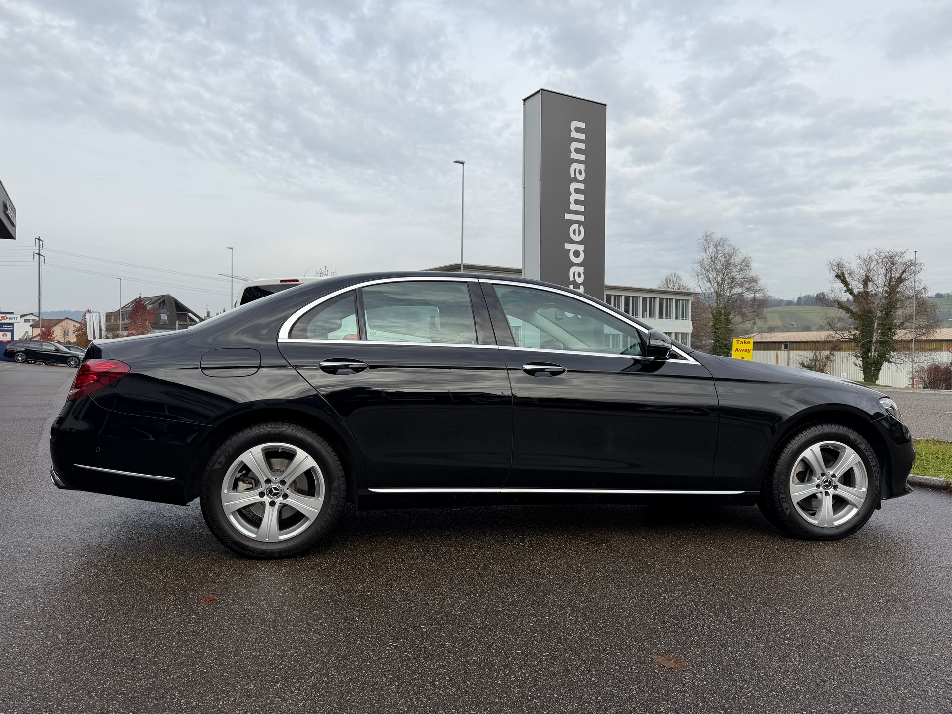 MERCEDES-BENZ E 250 Exclusive-showroom-element-2