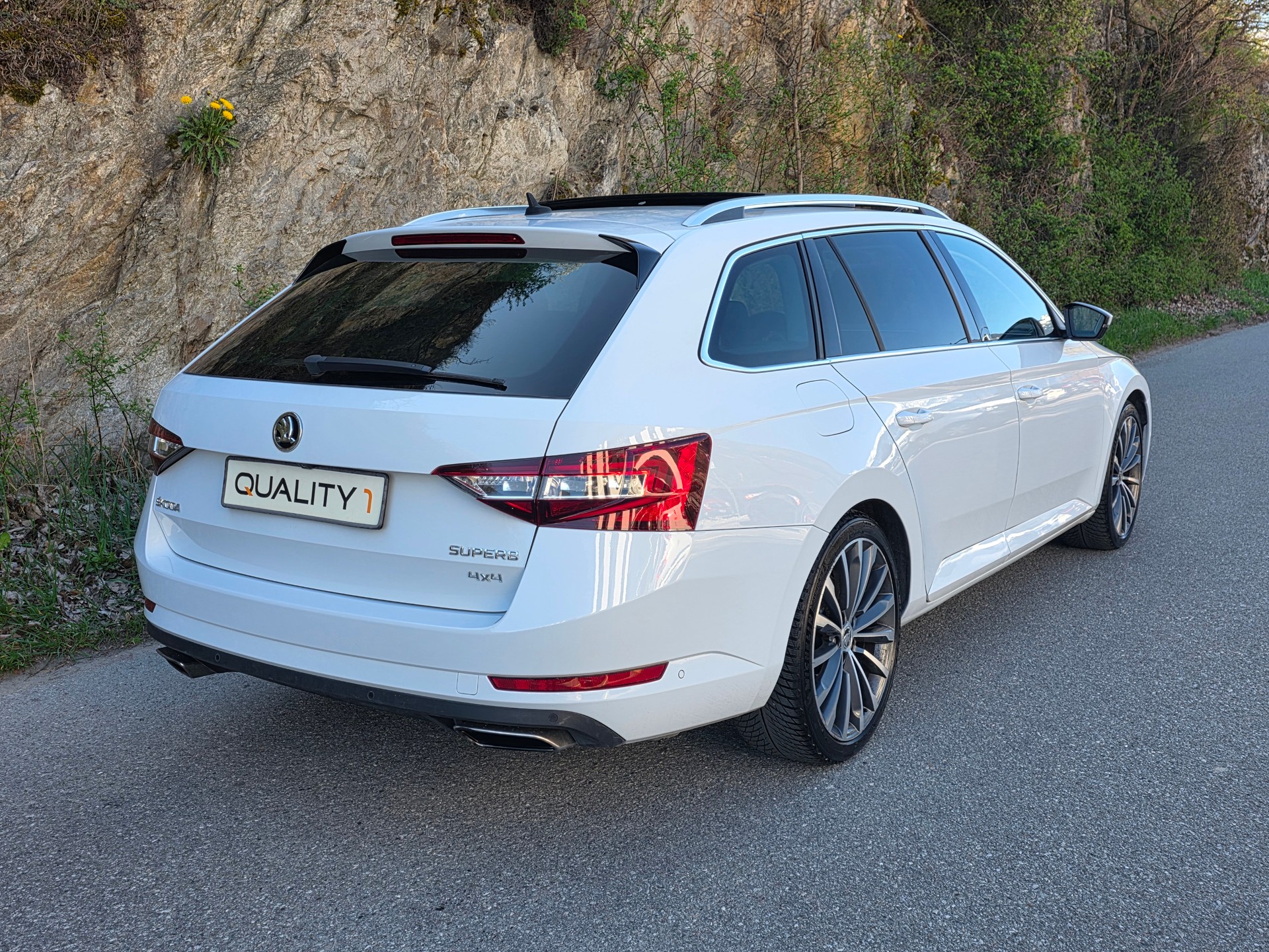 SKODA Superb Combi 2.0 TSI L&K DSG 4x4-image-3