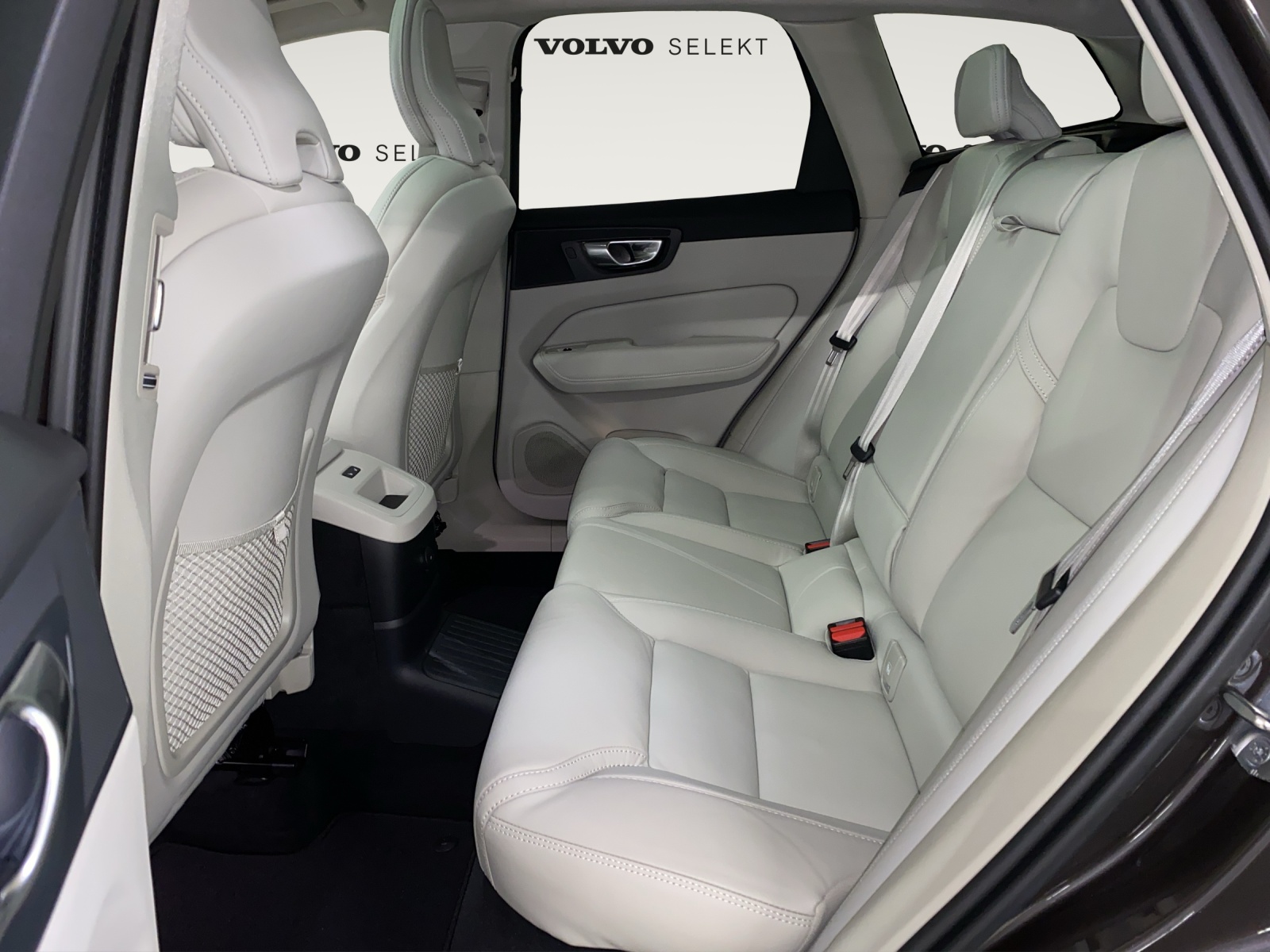 VOLVO XC60 2.0 T6 TE Ultimate Dark eAWD-image-12