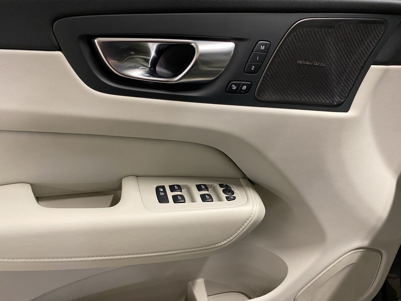 VOLVO XC60 2.0 T6 TE Ultimate Dark eAWD-image-11