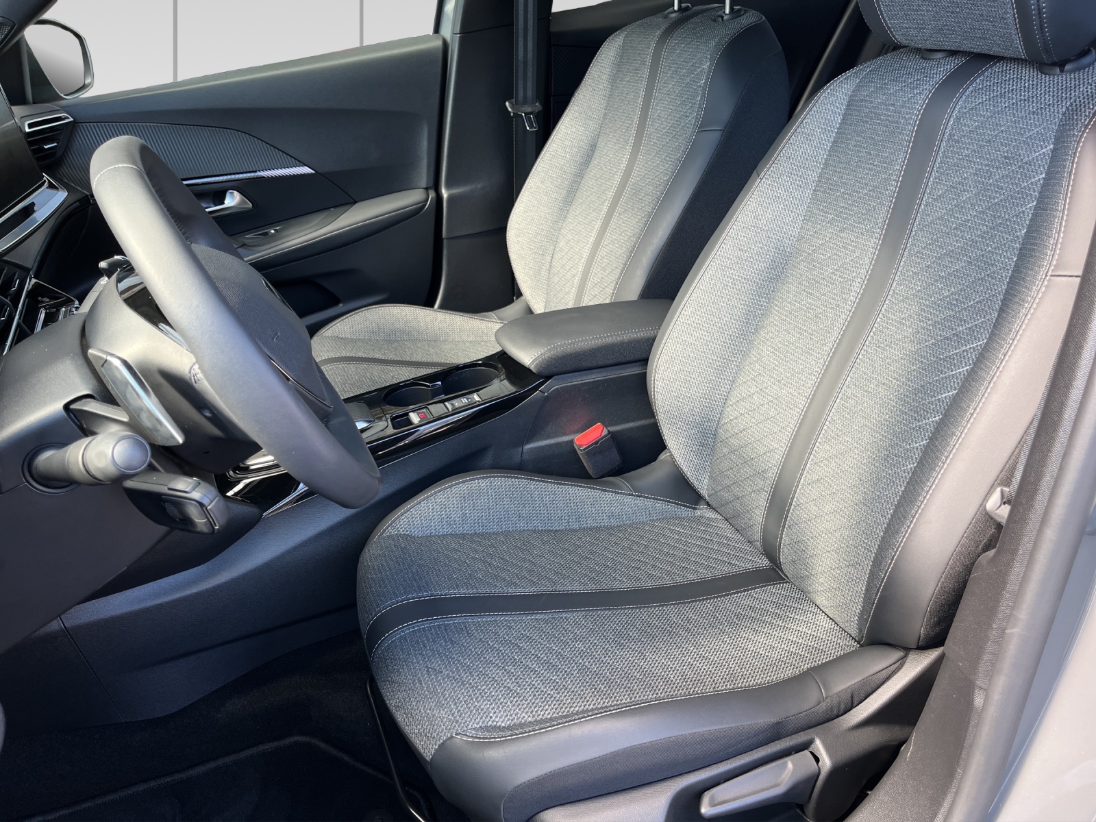 PEUGEOT 2008 1.2 PureTech Allure-image-6