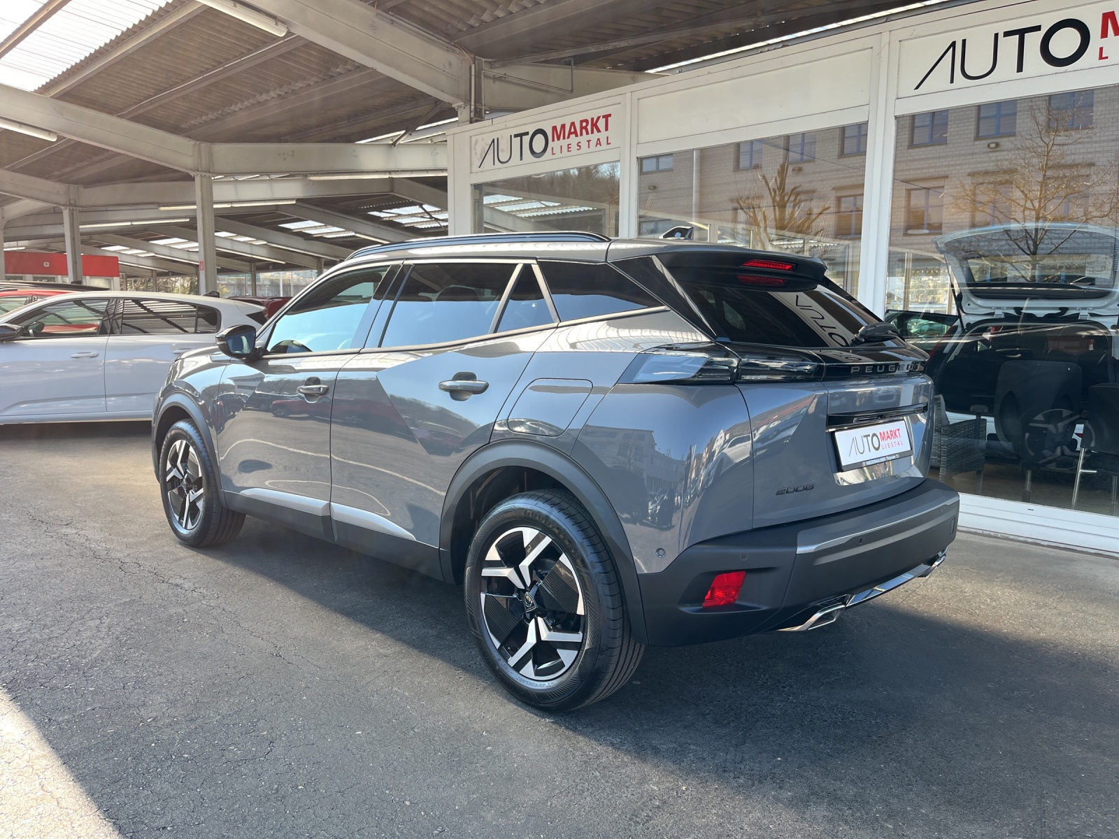 PEUGEOT 2008 1.2 PureTech Allure-image-2