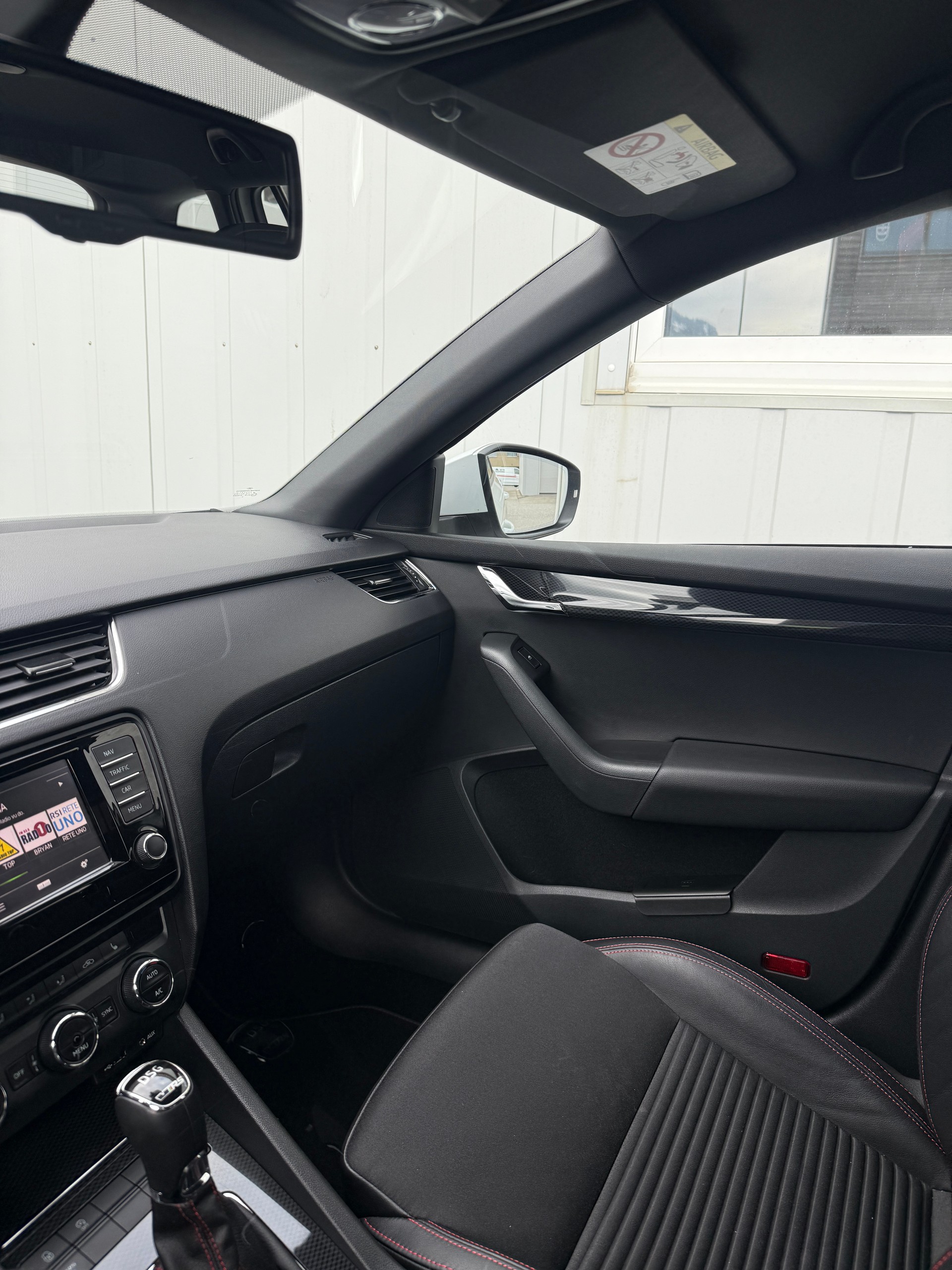 SKODA Octavia Combi 2.0 TSI RS DSG-image-18