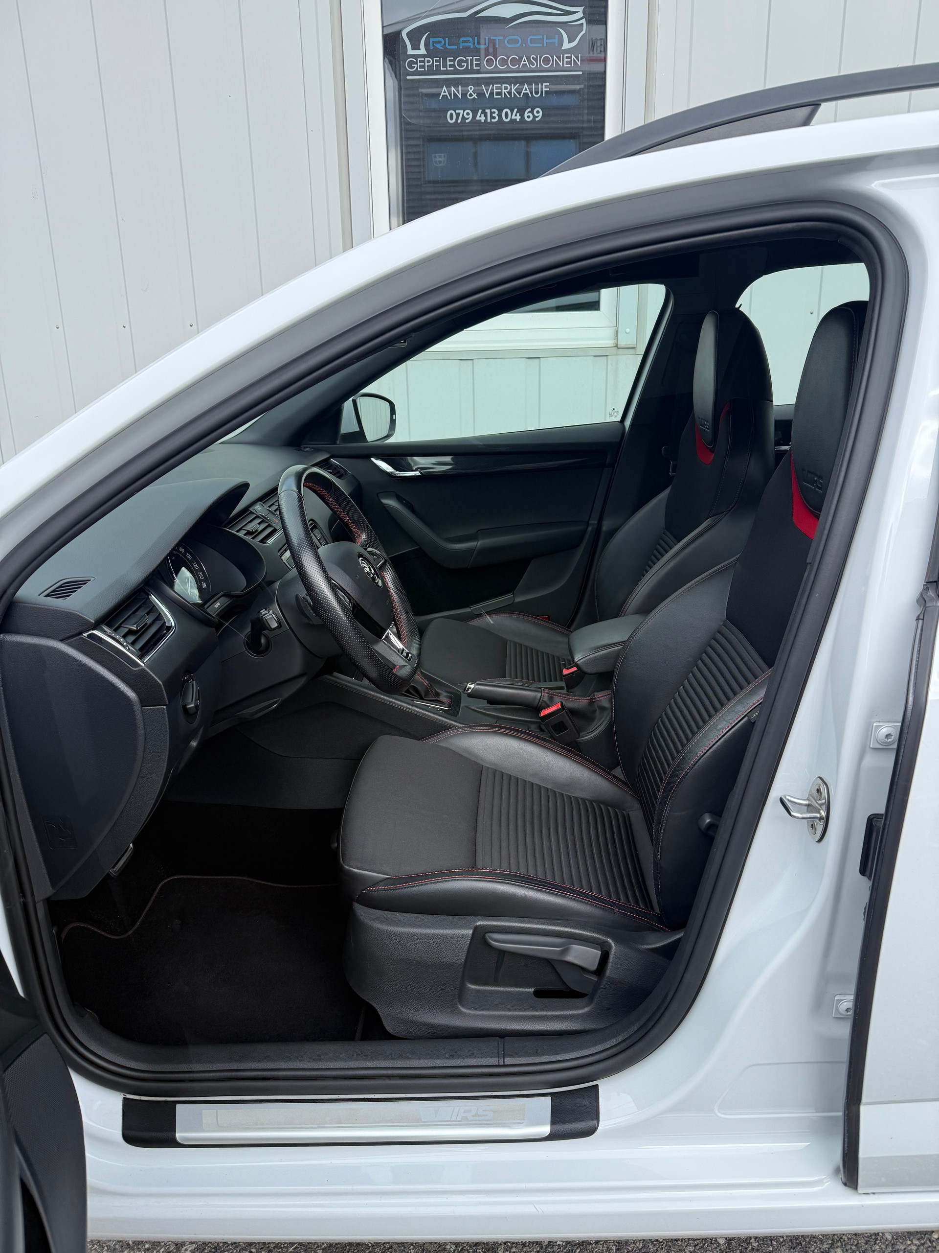 SKODA Octavia Combi 2.0 TSI RS DSG-image-12