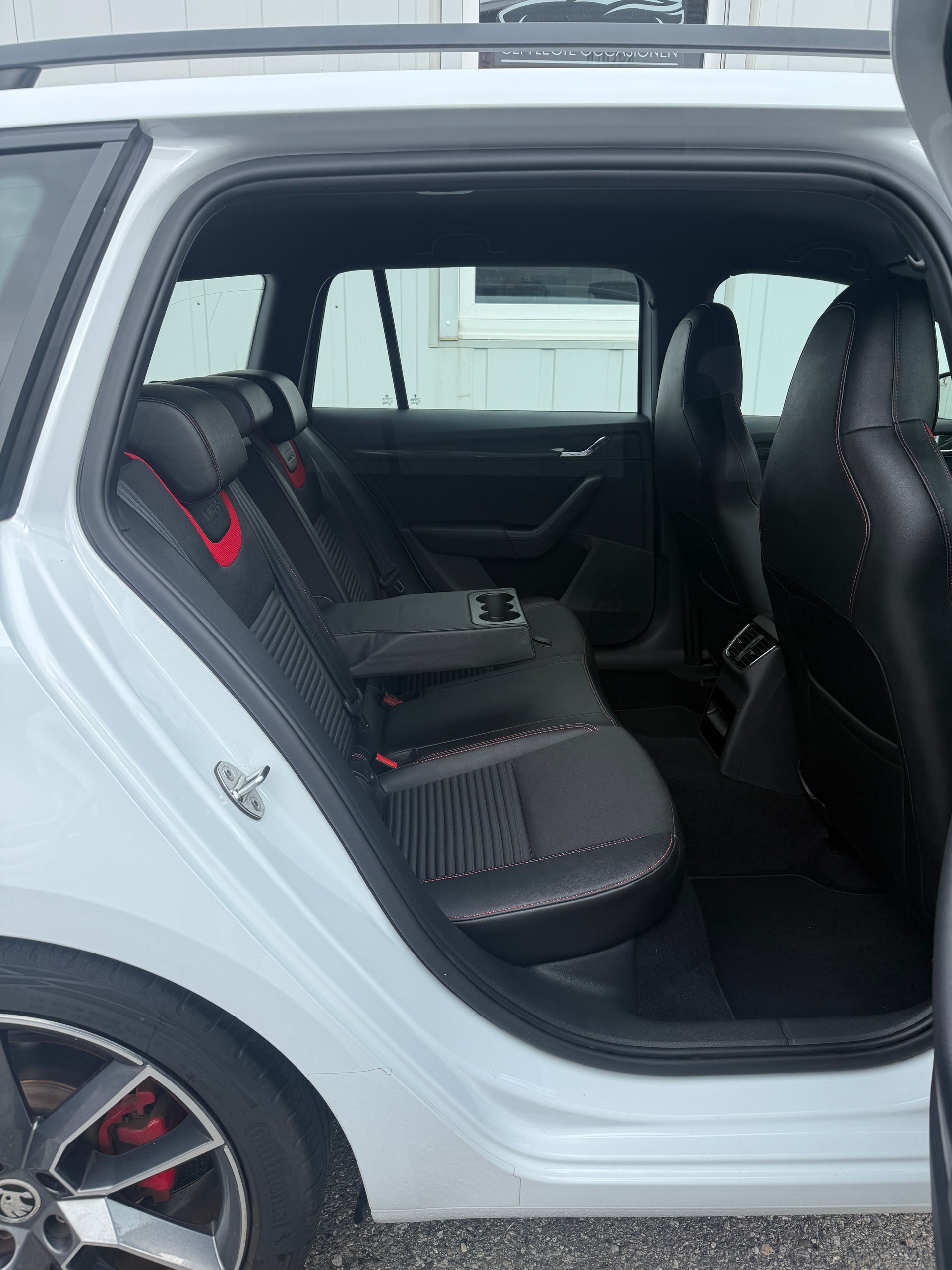 SKODA Octavia Combi 2.0 TSI RS DSG-image-15