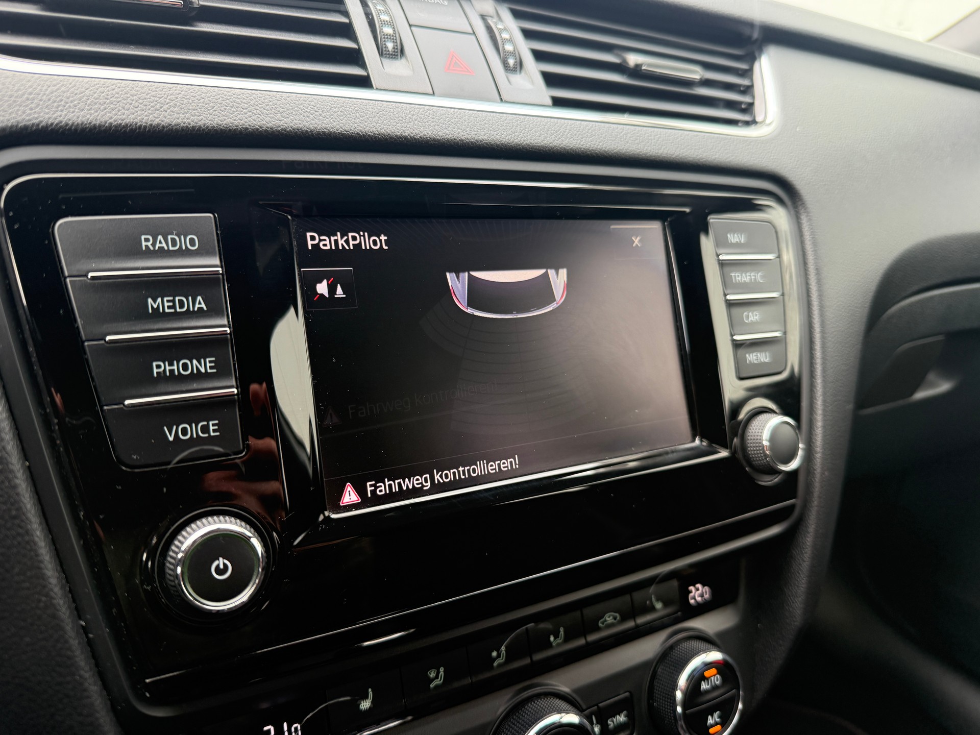 SKODA Octavia Combi 2.0 TSI RS DSG-image-25