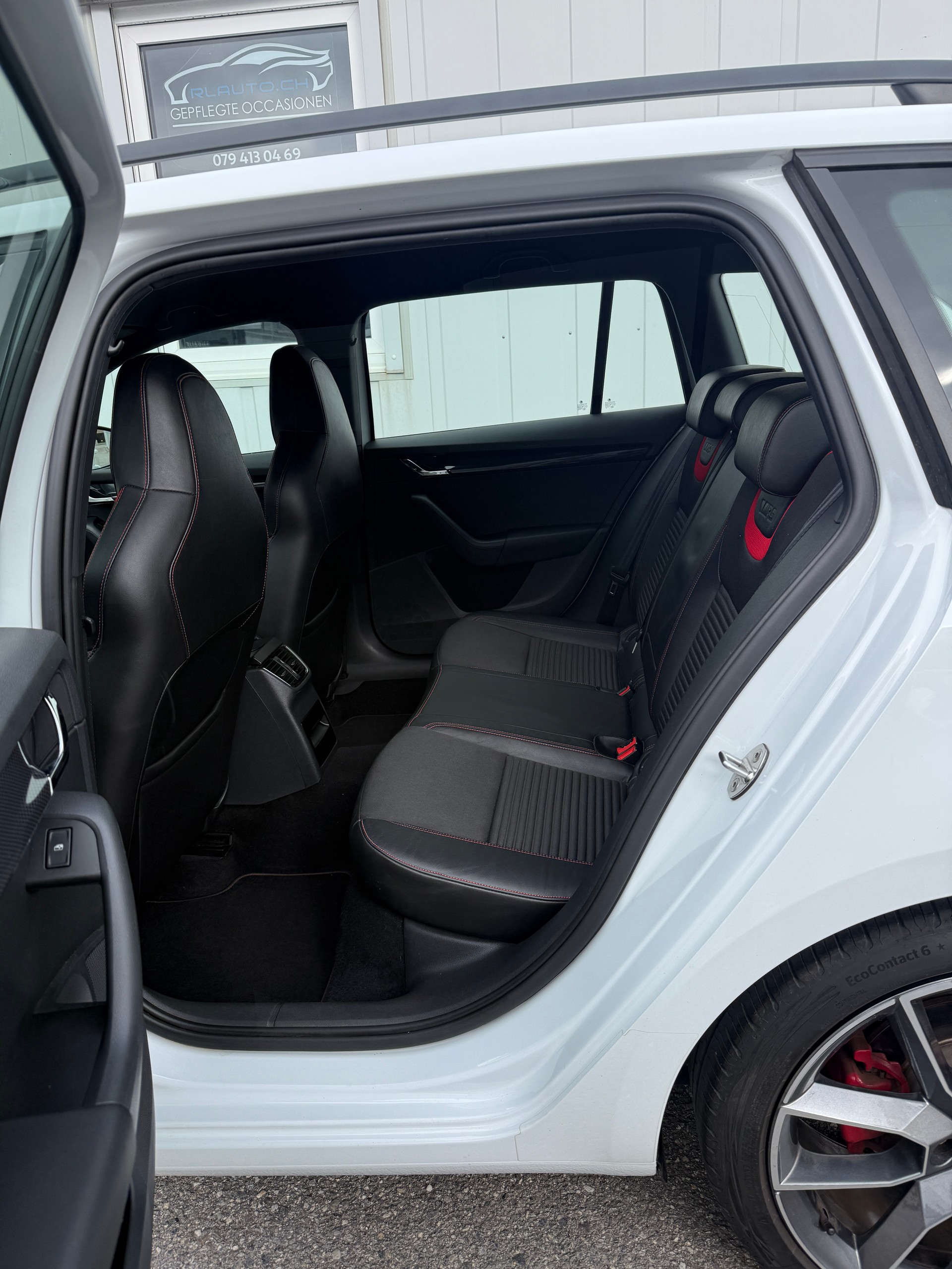 SKODA Octavia Combi 2.0 TSI RS DSG-image-13