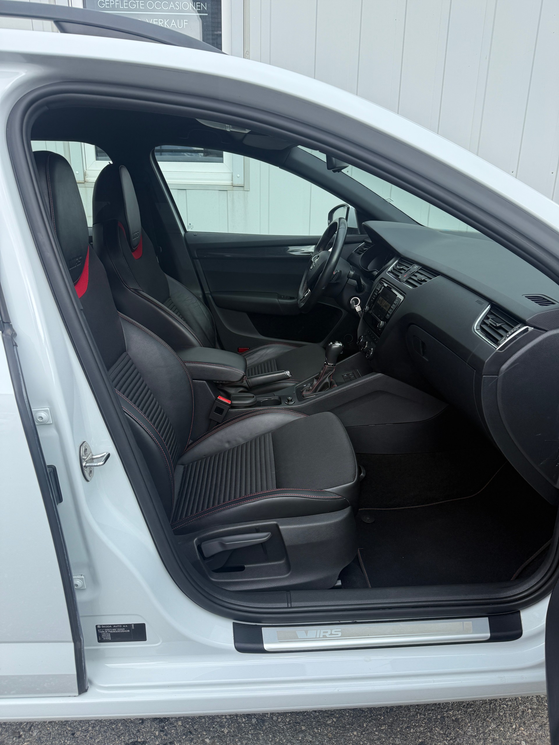 SKODA Octavia Combi 2.0 TSI RS DSG-image-14