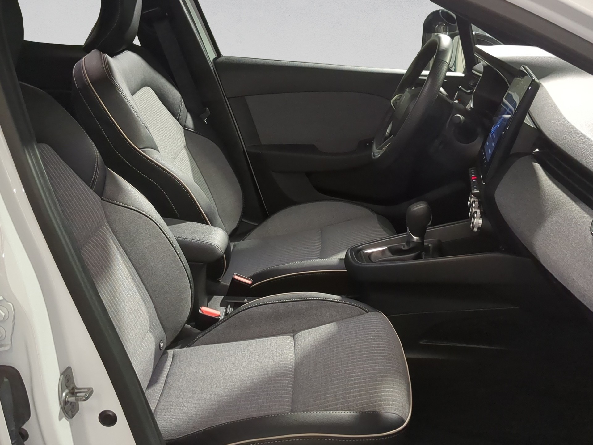RENAULT Clio 1.6 E-Tech Techno-image-15