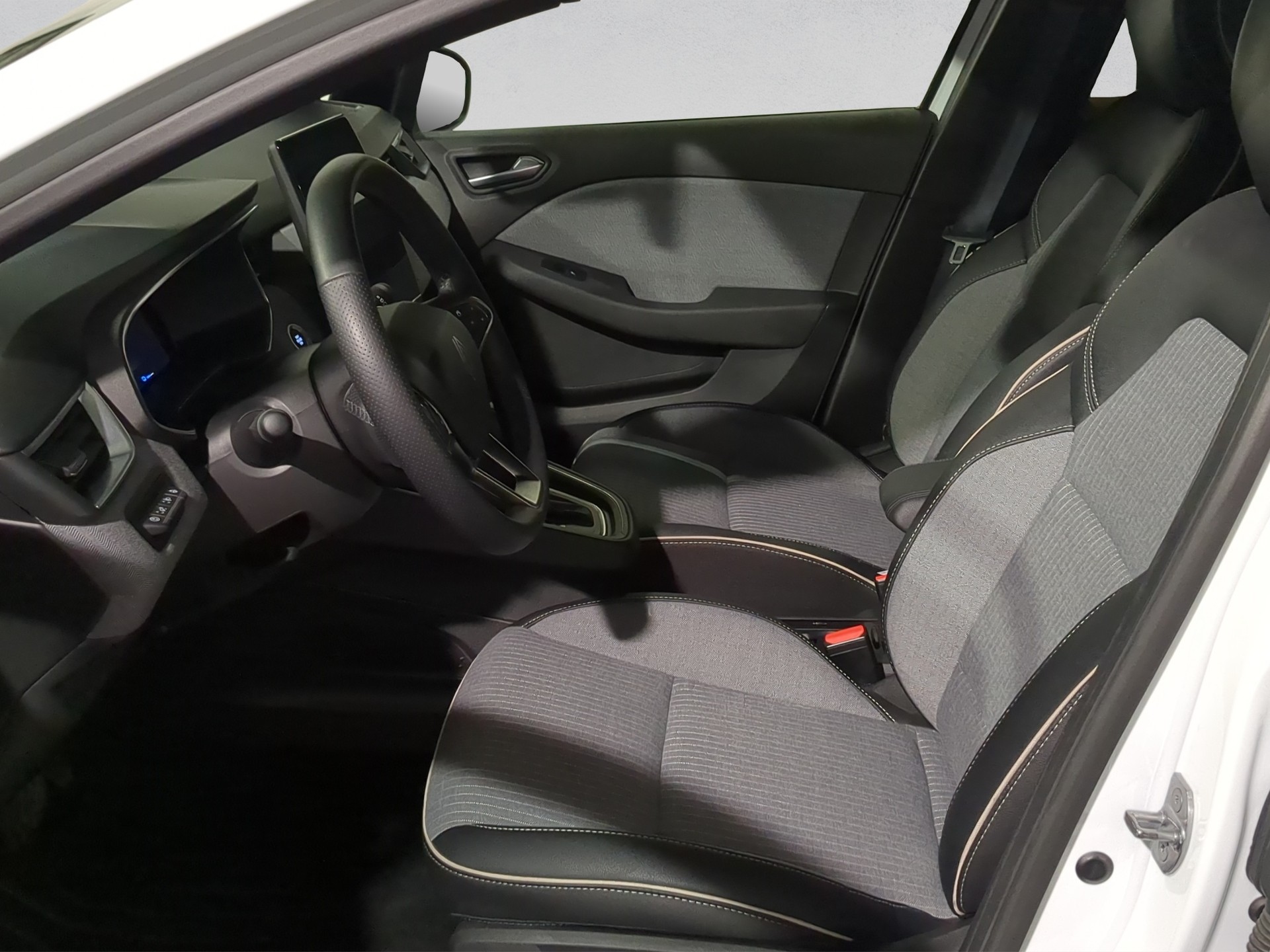 RENAULT Clio 1.6 E-Tech Techno-image-8