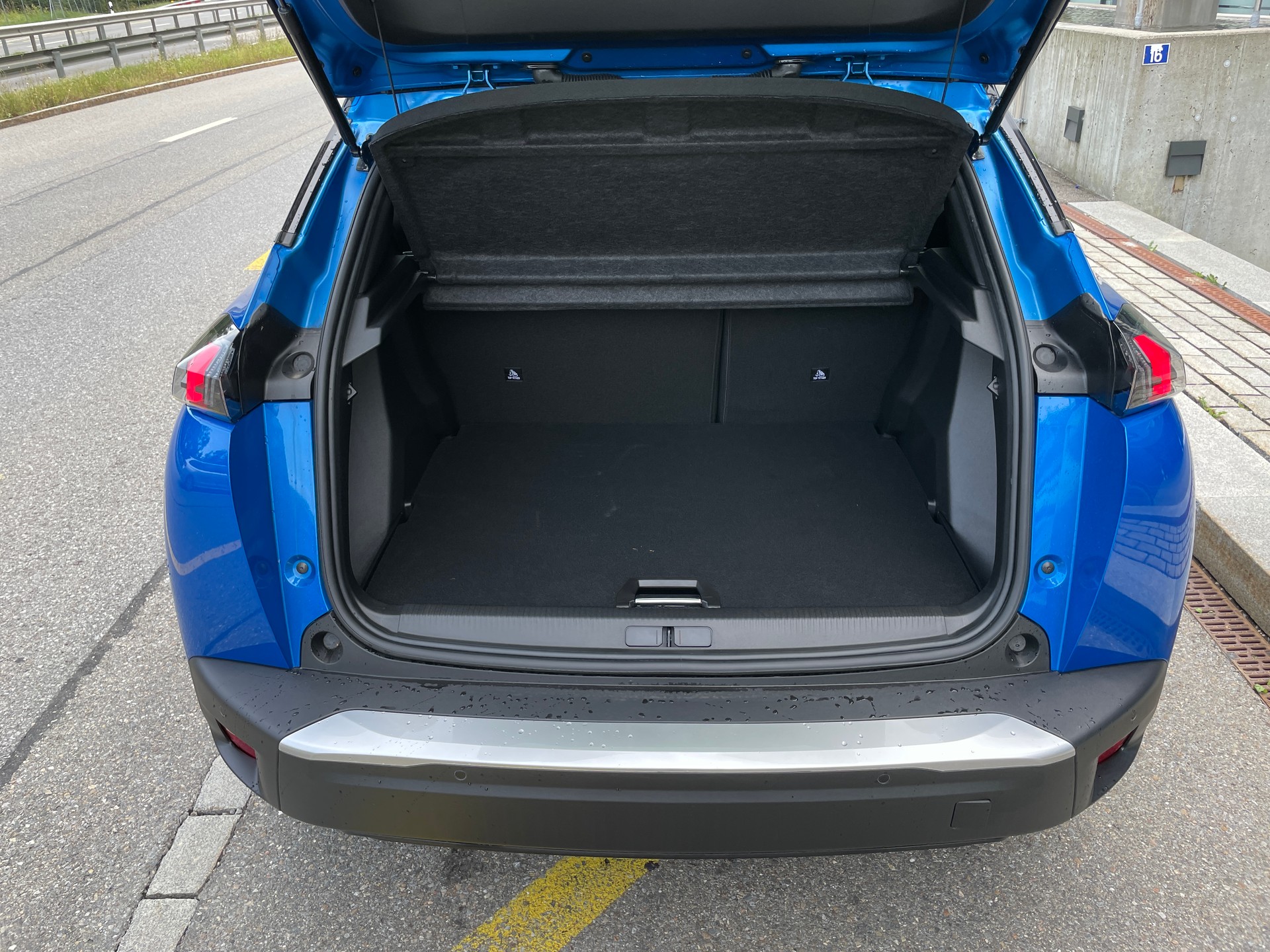 PEUGEOT 2008 e GT Pack-image-6
