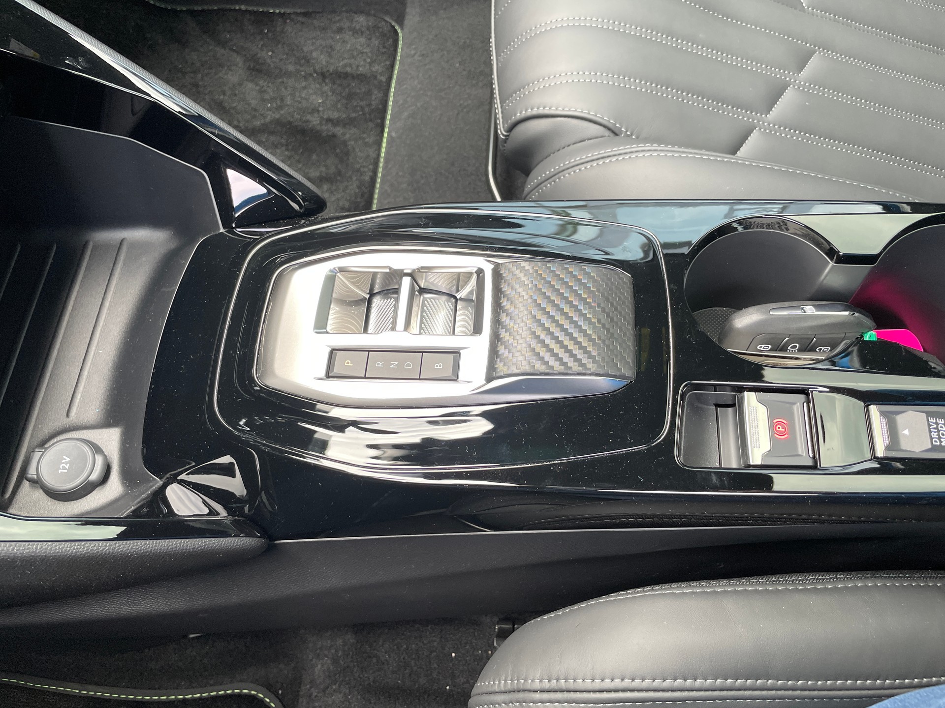 PEUGEOT 2008 e GT Pack-image-24