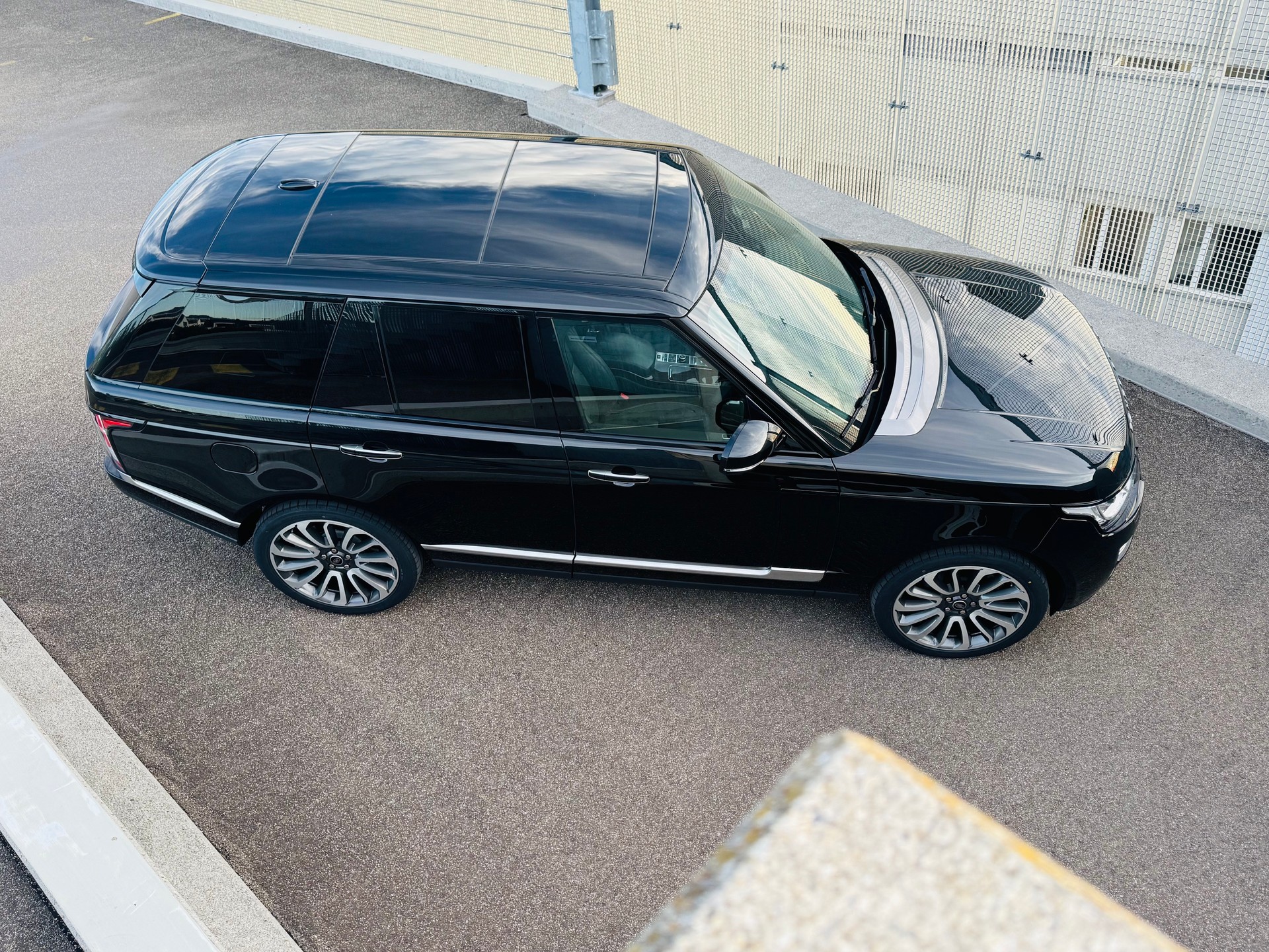 LAND ROVER Range Rover 5.0 V8 SC Autobiography | Aus 1. Hand | Neuwagenzustand | Vielleicht der beste der Schweiz-image-1