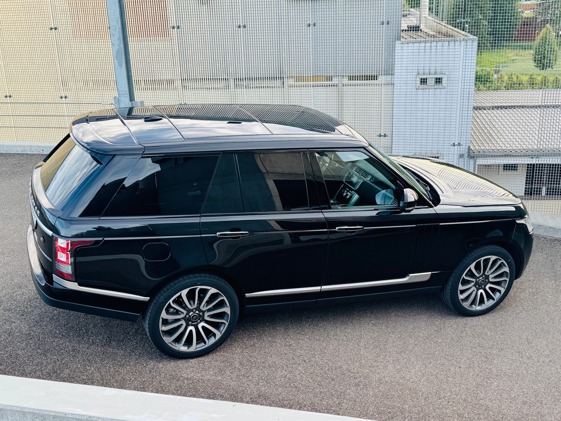 LAND ROVER Range Rover 5.0 V8 SC Autobiography | Aus 1. Hand | Neuwagenzustand | Vielleicht der beste der Schweiz-image-2