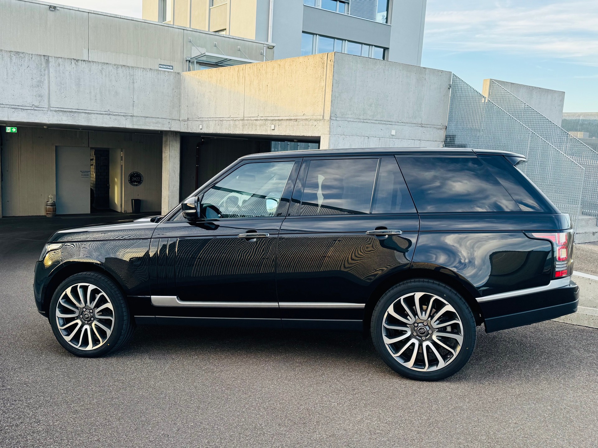 LAND ROVER Range Rover 5.0 V8 SC Autobiography | Aus 1. Hand | Neuwagenzustand | Vielleicht der beste der Schweiz-image-4