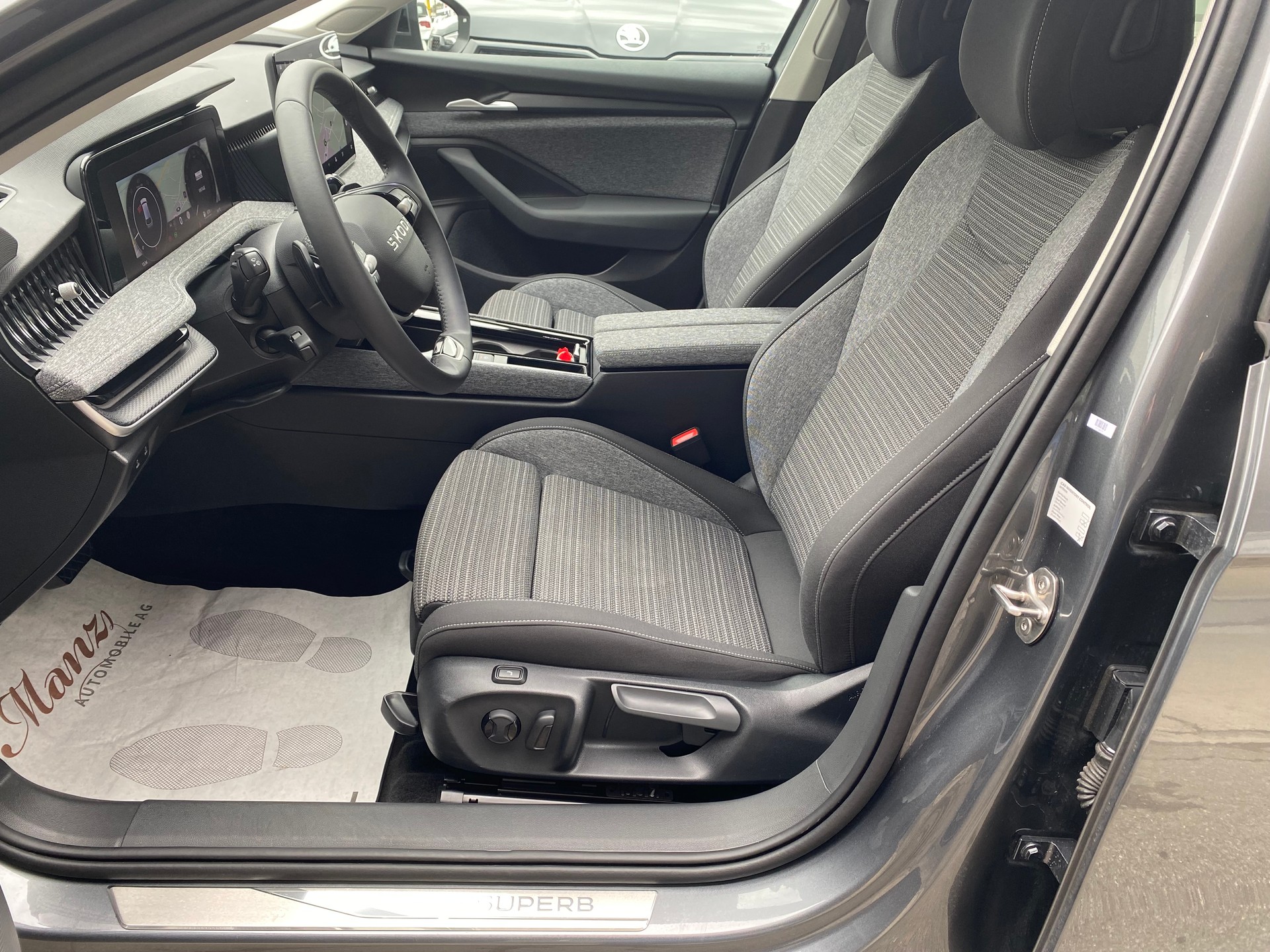 SKODA Superb Combi 2.0TSI 266PS Selection 4x4 DSG **Top Ausstattung**-image-5