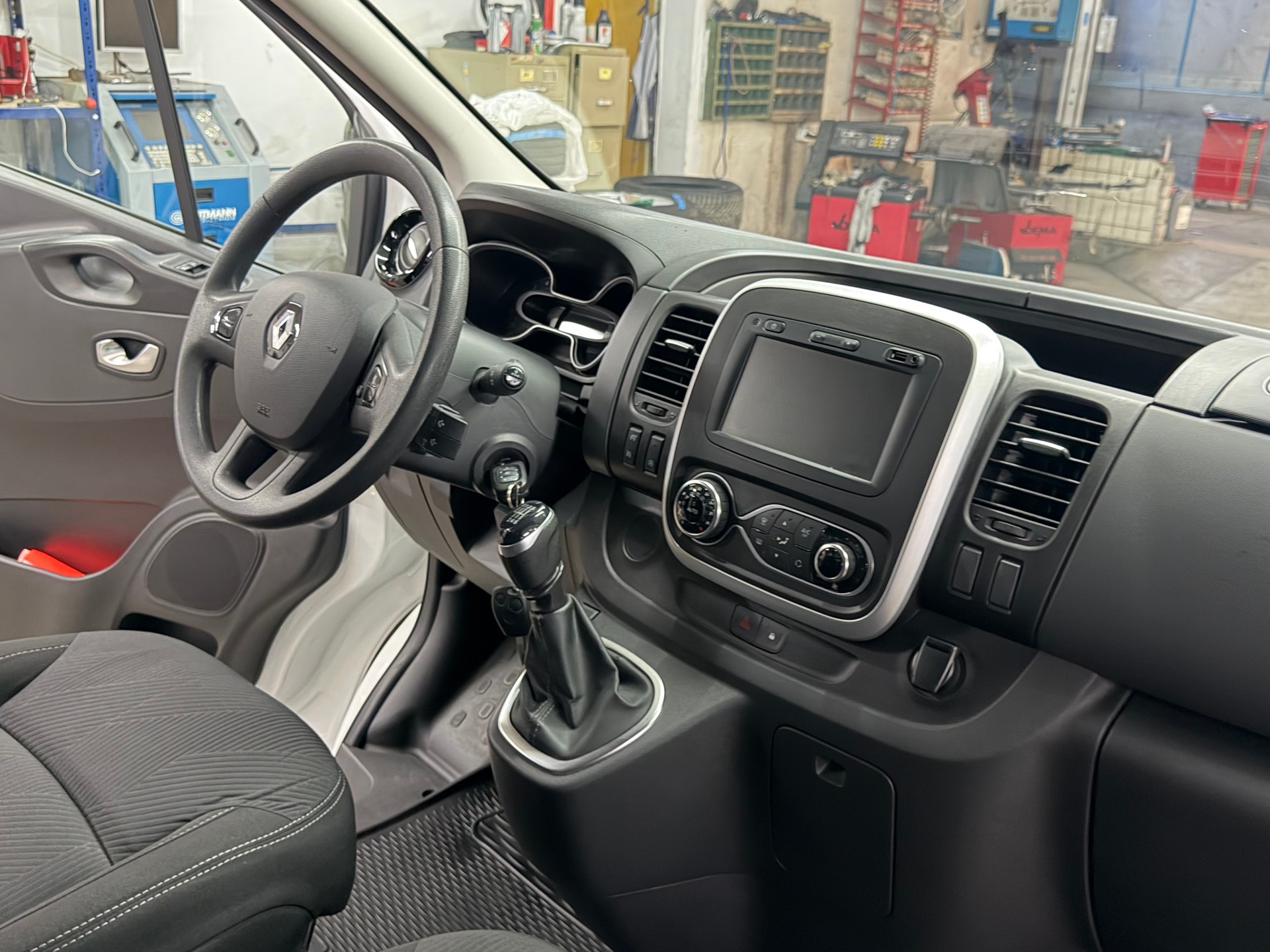 RENAULT Trafic 2.0 dCi 120 3.0t Business L1H1-image-8