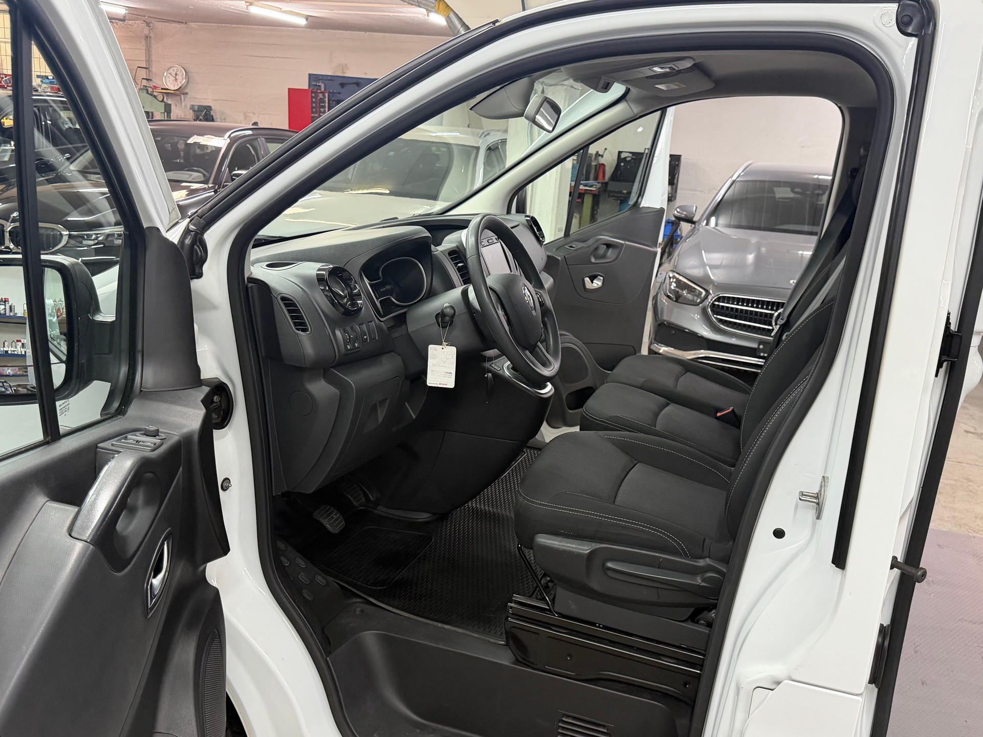 RENAULT Trafic 2.0 dCi 120 3.0t Business L1H1-image-13