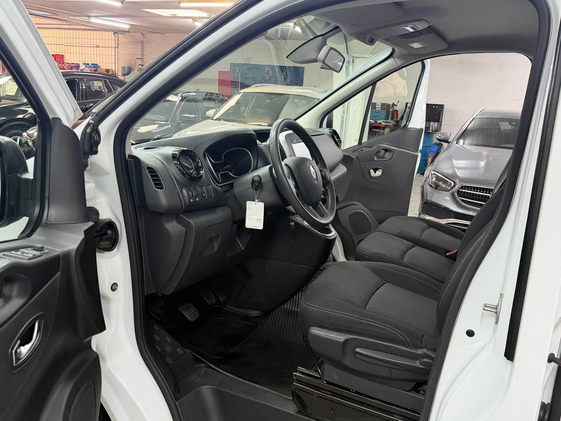 RENAULT Trafic 2.0 dCi 120 3.0t Business L1H1-image-12