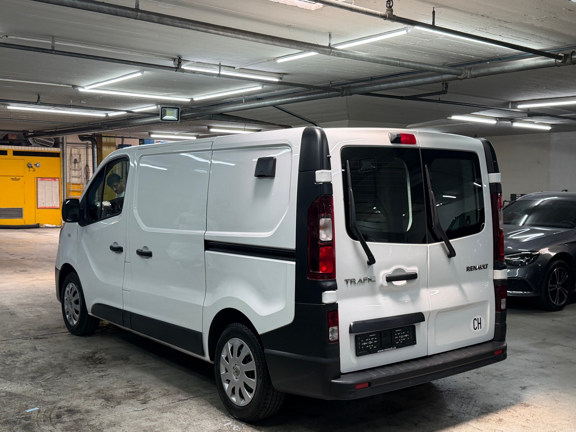 RENAULT Trafic 2.0 dCi 120 3.0t Business L1H1-image-6