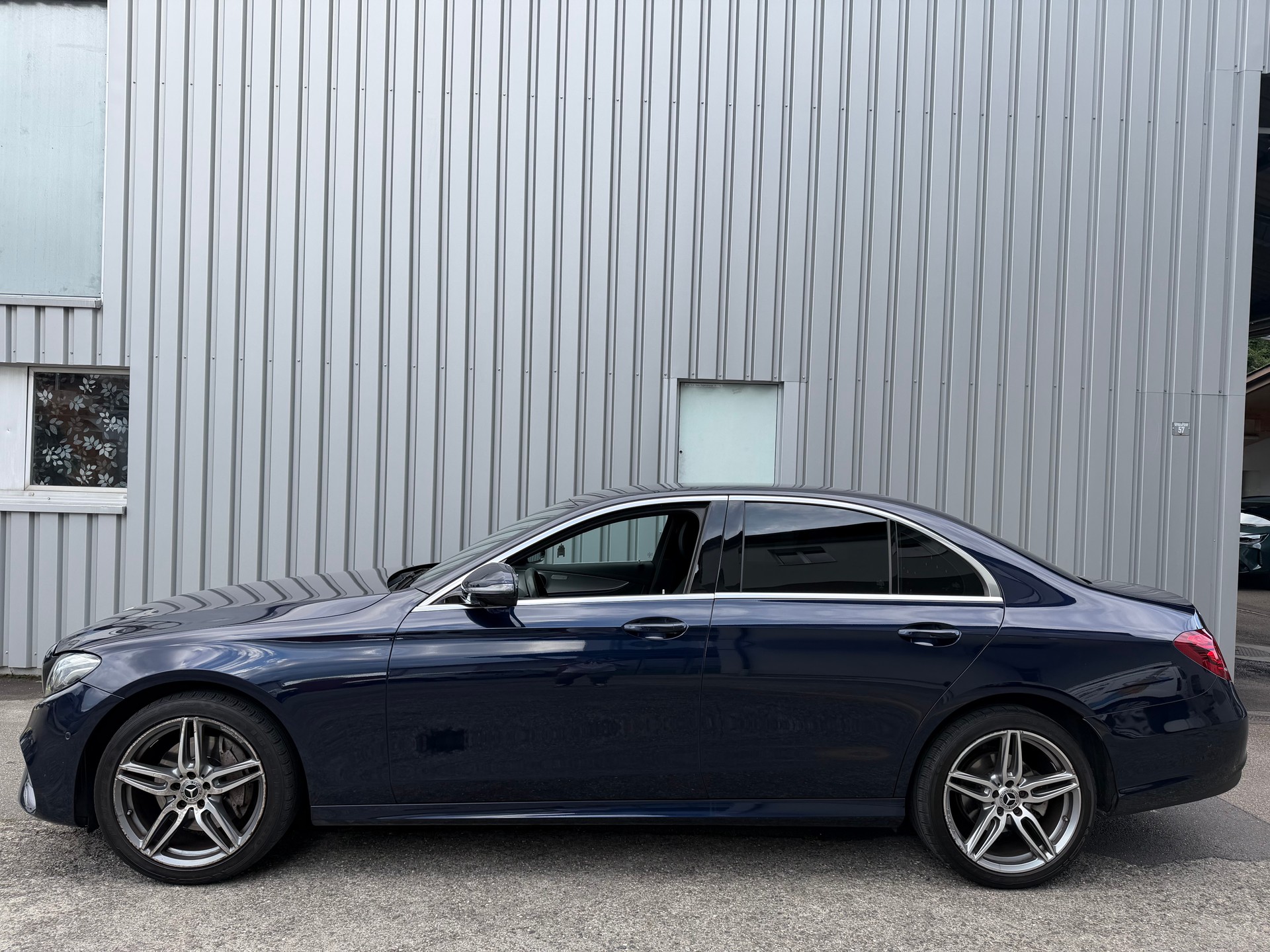 MERCEDES-BENZ E 220 d AMG Line 9G-Tronic-image-3