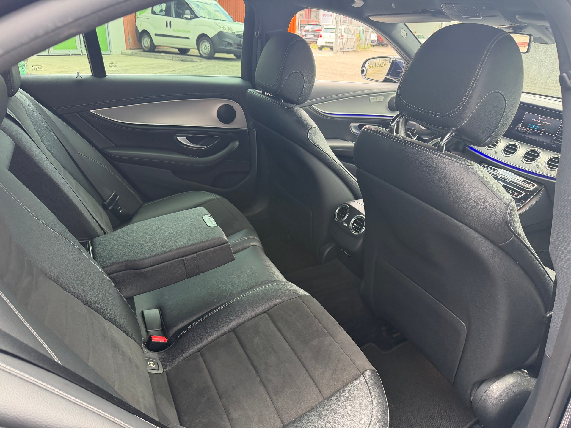 MERCEDES-BENZ E 220 d AMG Line 9G-Tronic-image-10