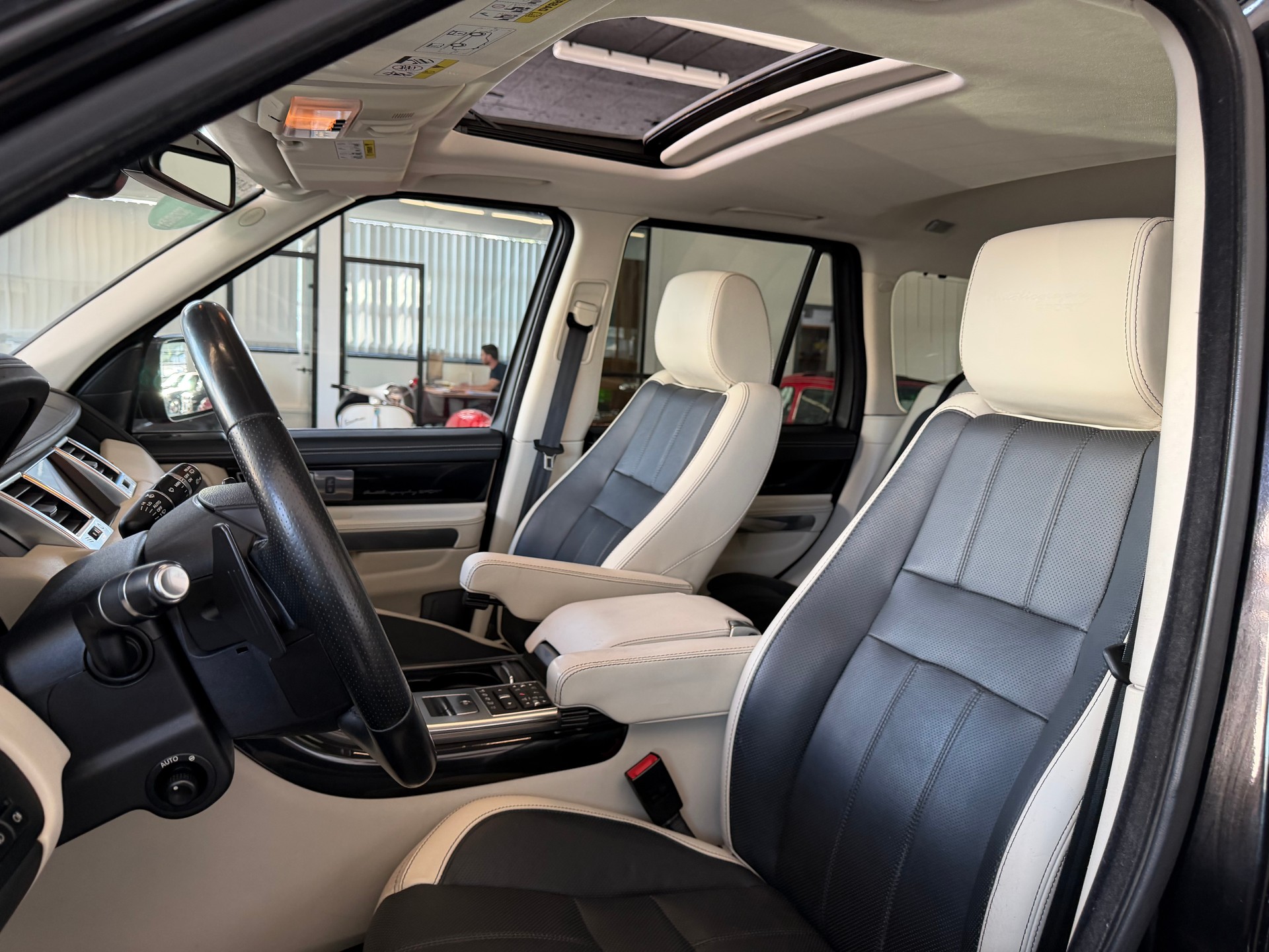 LAND ROVER Range Rover Sport 3.0 TDV6 Autobiography Automatic-image-12