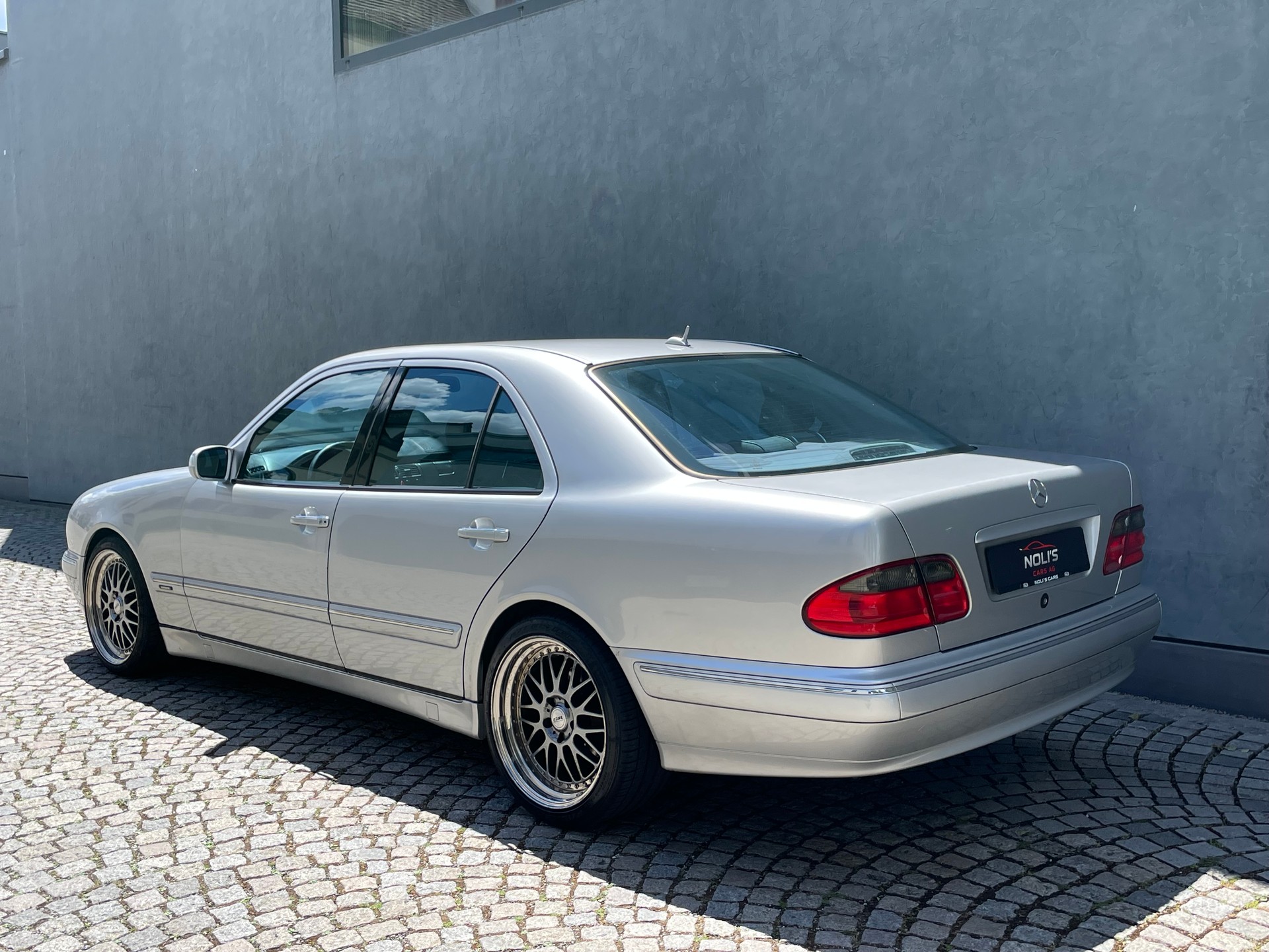 MERCEDES-BENZ E 240 Avantgarde-image-5