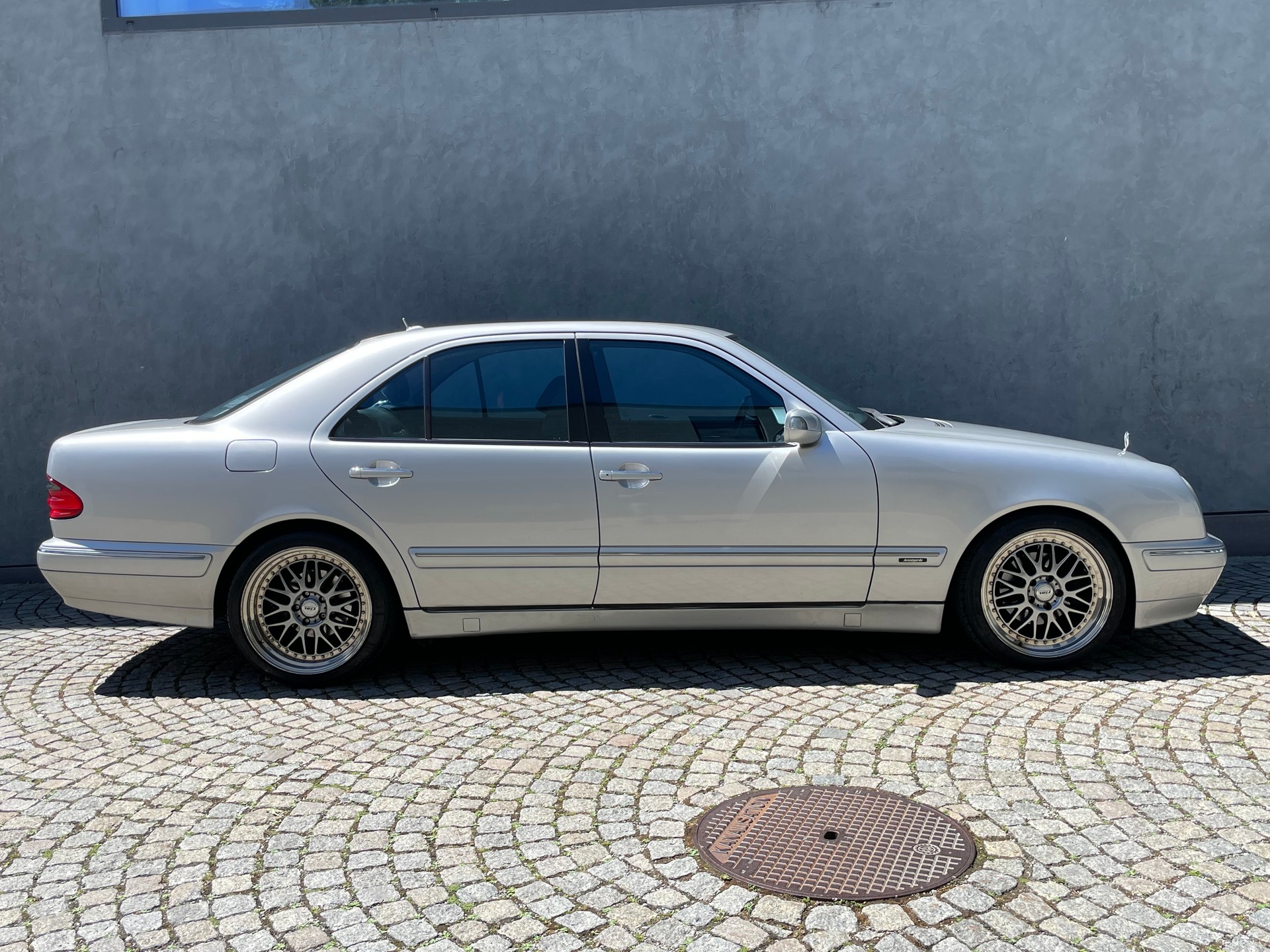 MERCEDES-BENZ E 240 Avantgarde-image-6