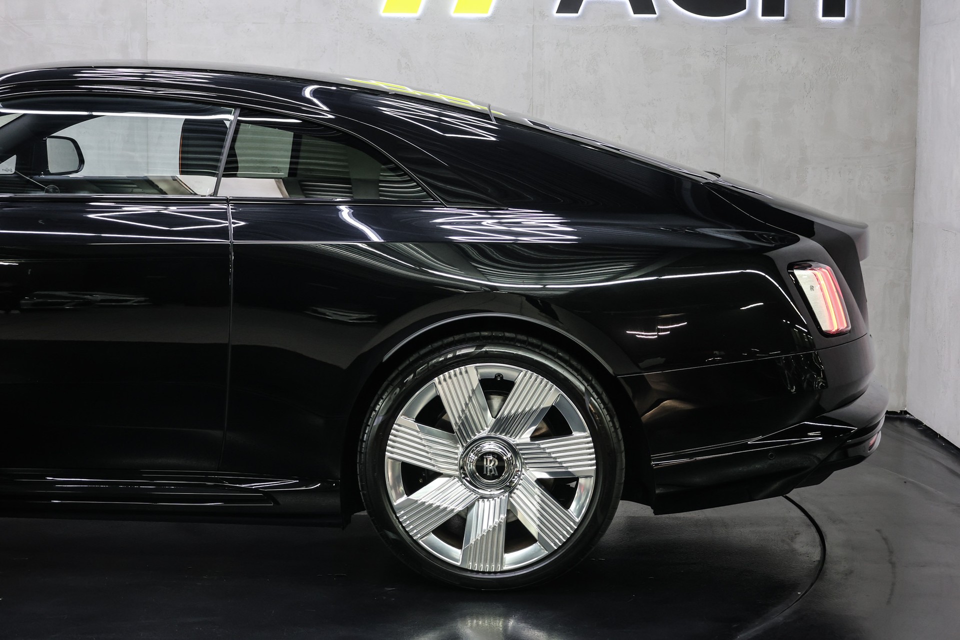 ROLLS-ROYCE Spectre-image-9