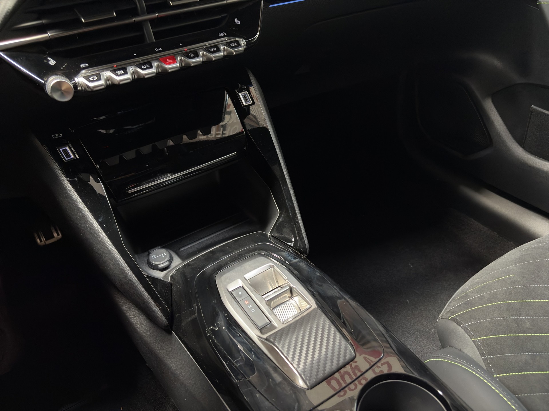 PEUGEOT 208 1.2 MHEV GT-image-8