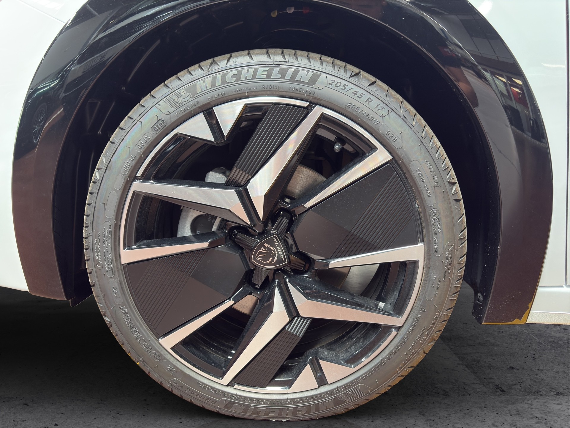 PEUGEOT 208 1.2 MHEV GT-image-3