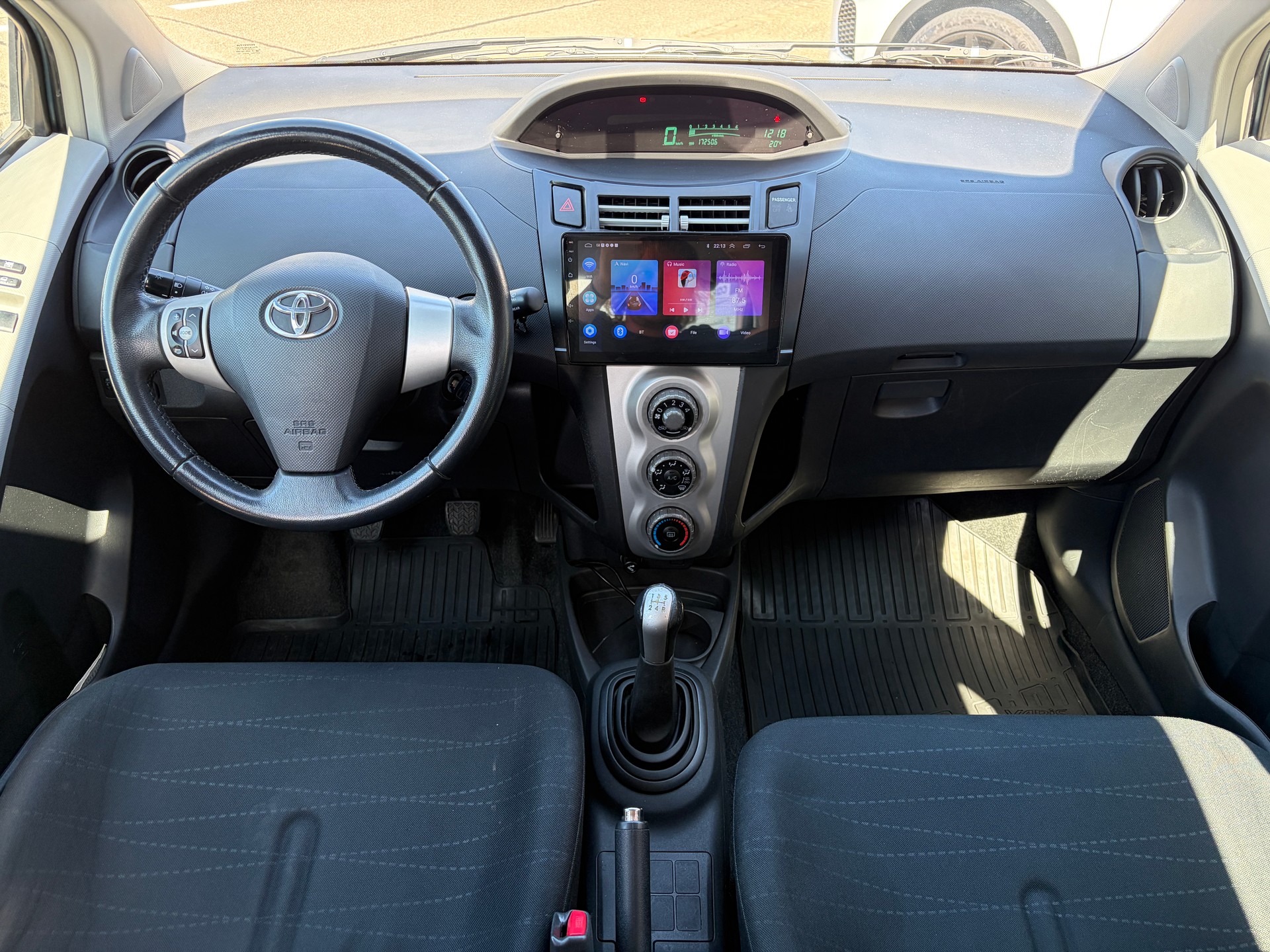 TOYOTA Yaris 1.3 Linea Sol-image-8