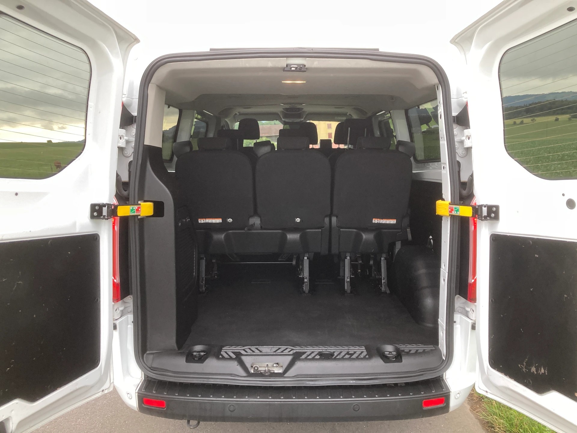 FORD Transit Custom 320 L1H1 Trend 9 Sitzer-image-5