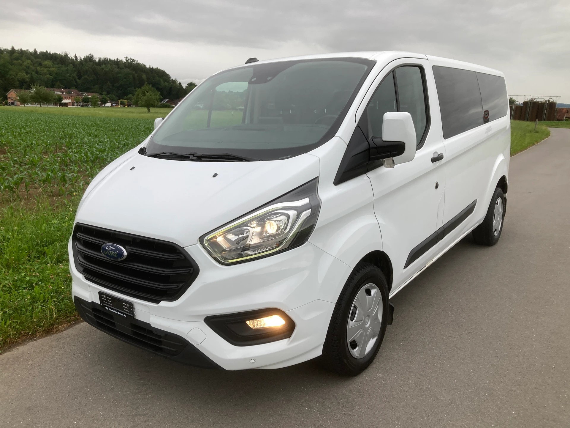 FORD Transit Custom 320 L1H1 Trend 9 Sitzer-image-0