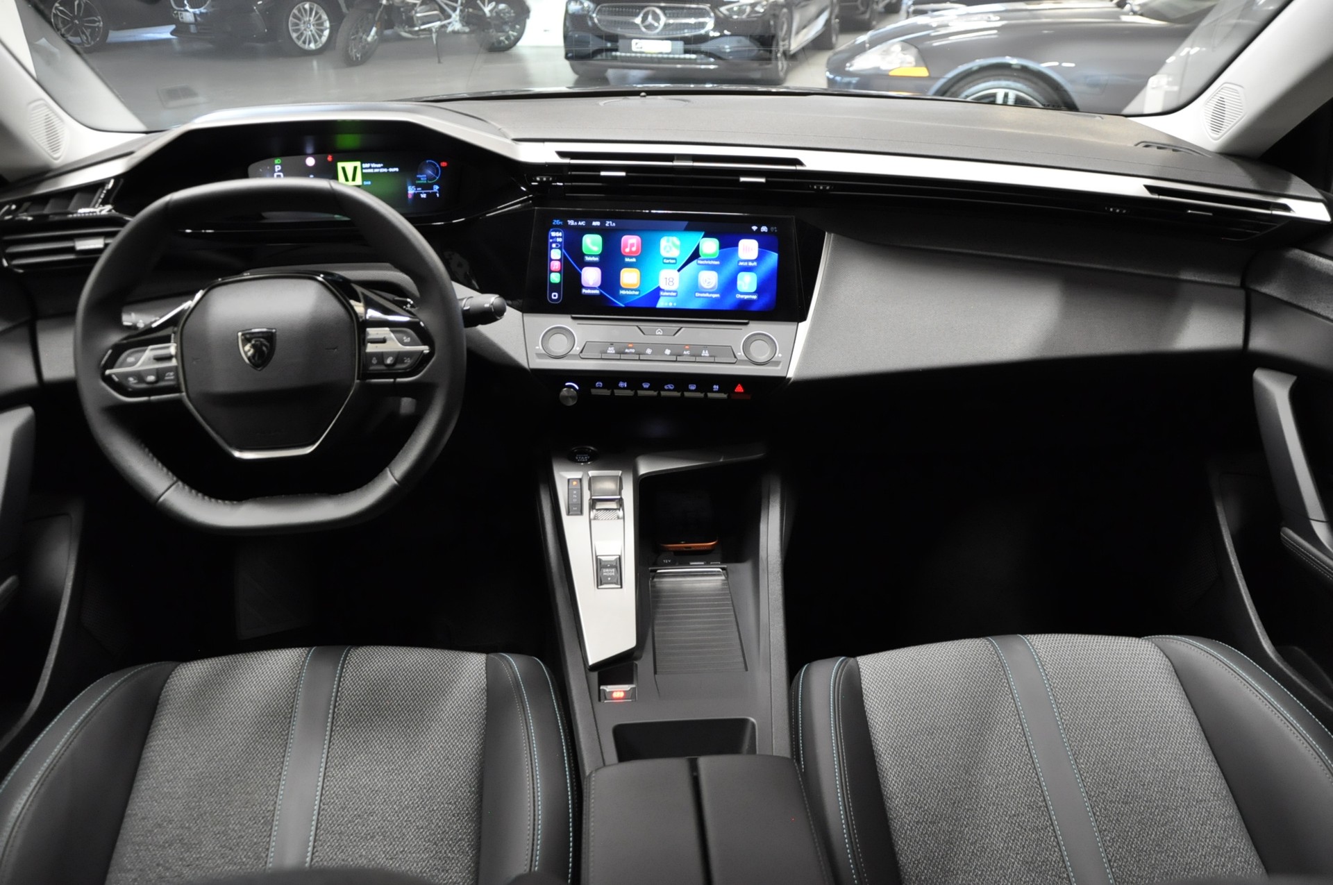PEUGEOT 408 1.2 HEV 136 Allure-image-17