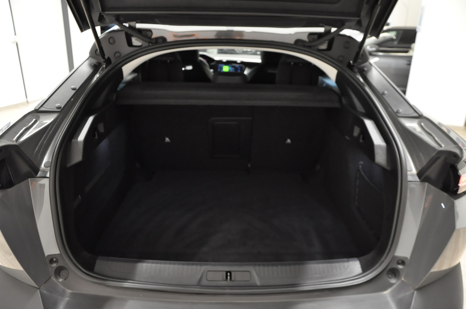 PEUGEOT 408 1.2 HEV 136 Allure-image-22