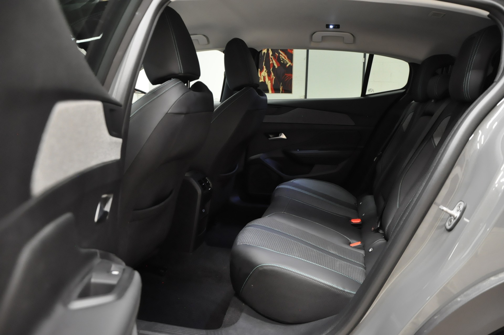 PEUGEOT 408 1.2 HEV 136 Allure-image-16