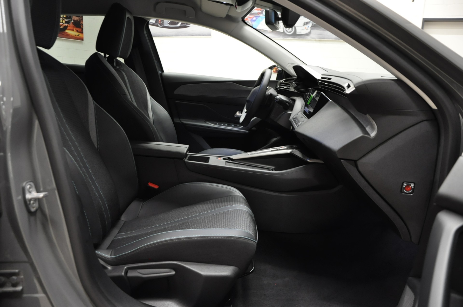 PEUGEOT 408 1.2 HEV 136 Allure-image-14