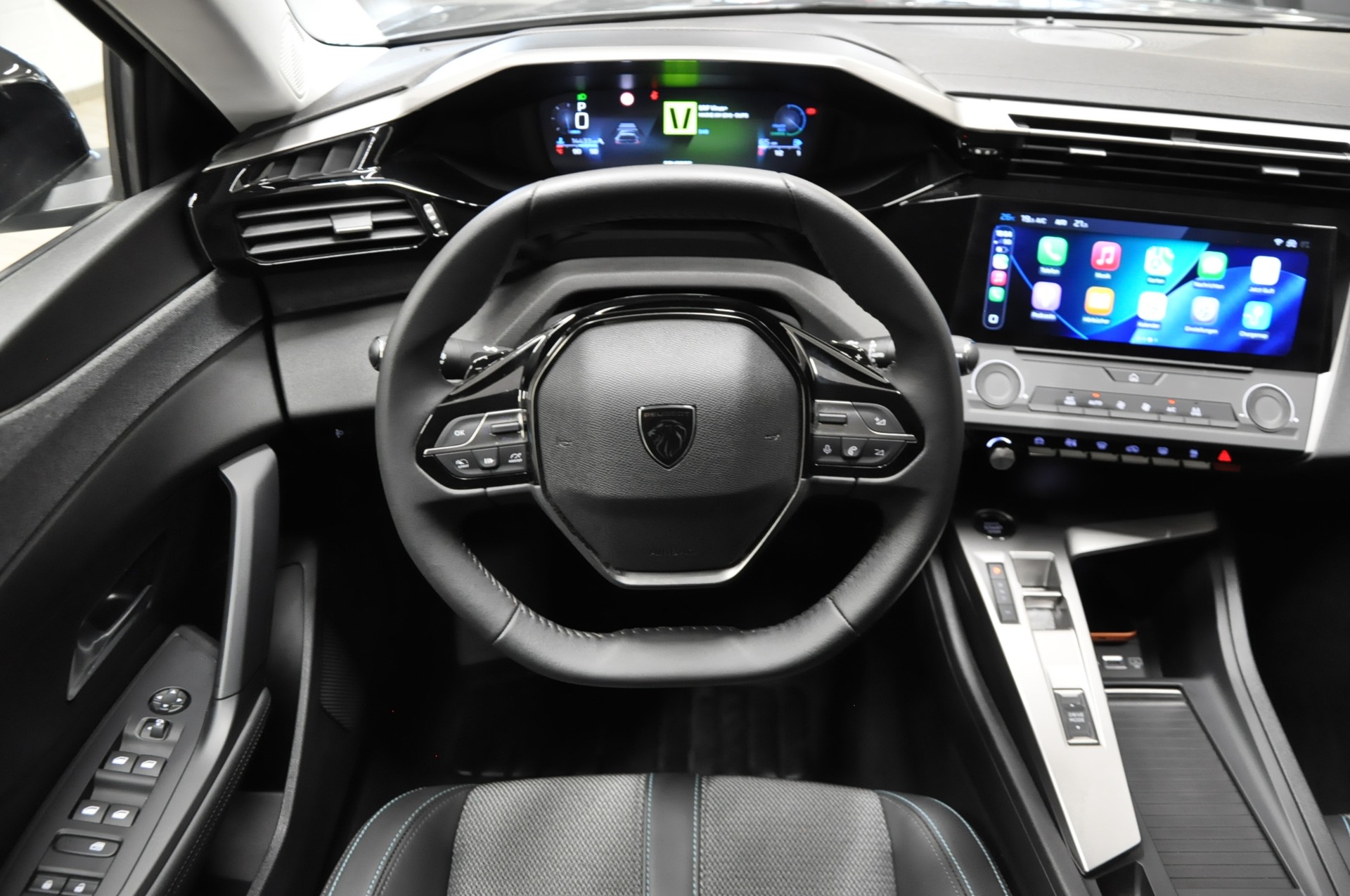 PEUGEOT 408 1.2 HEV 136 Allure-image-18