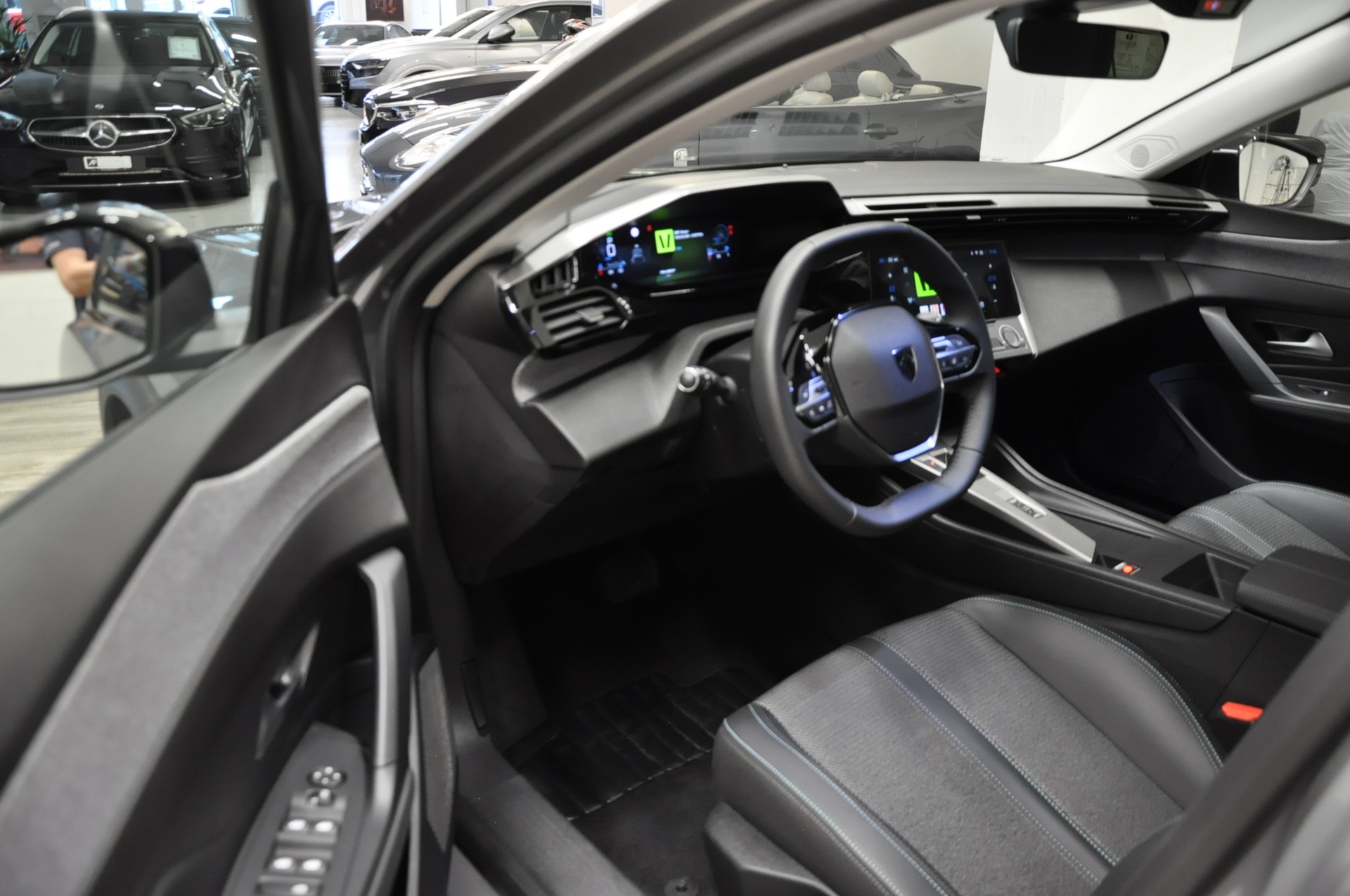 PEUGEOT 408 1.2 HEV 136 Allure-image-10