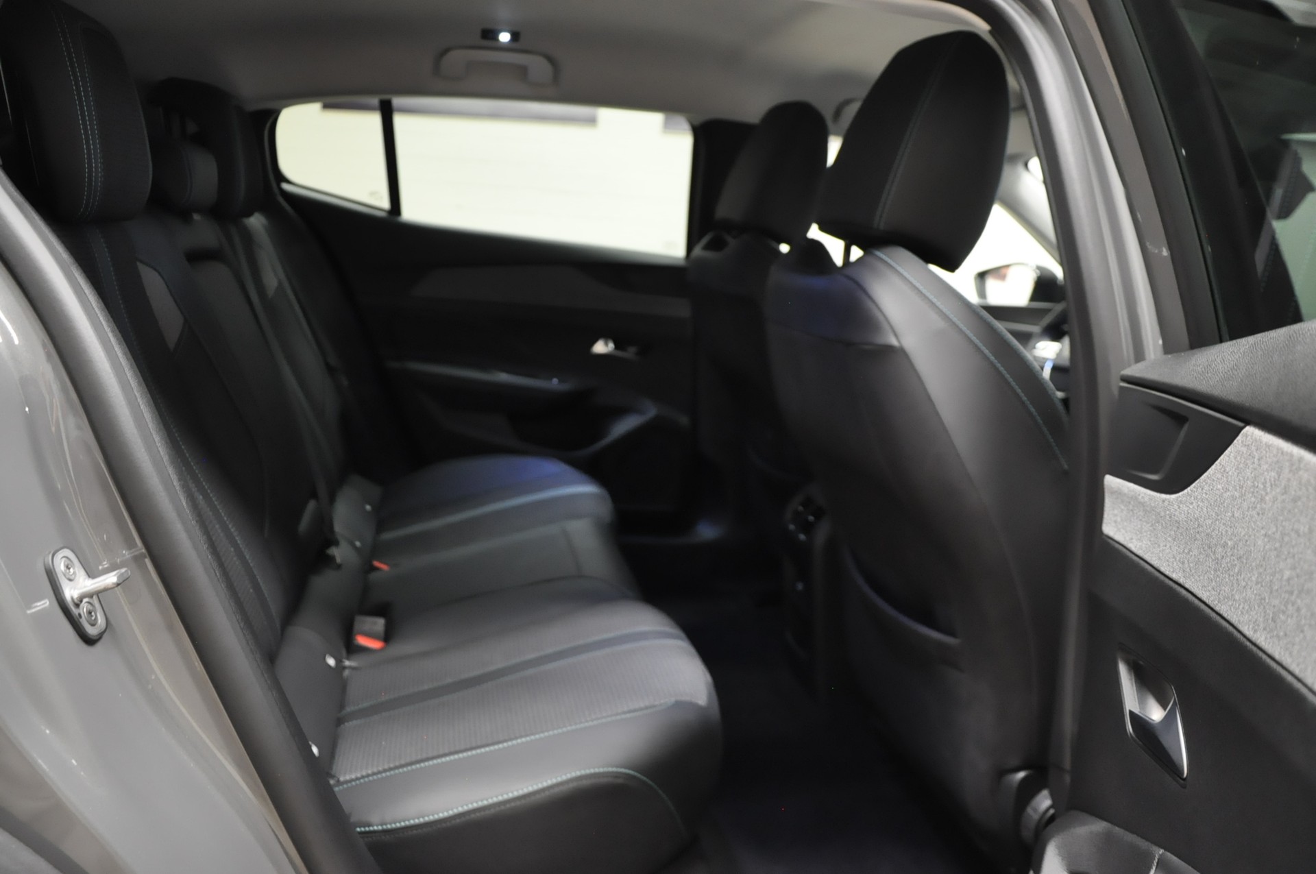 PEUGEOT 408 1.2 HEV 136 Allure-image-15