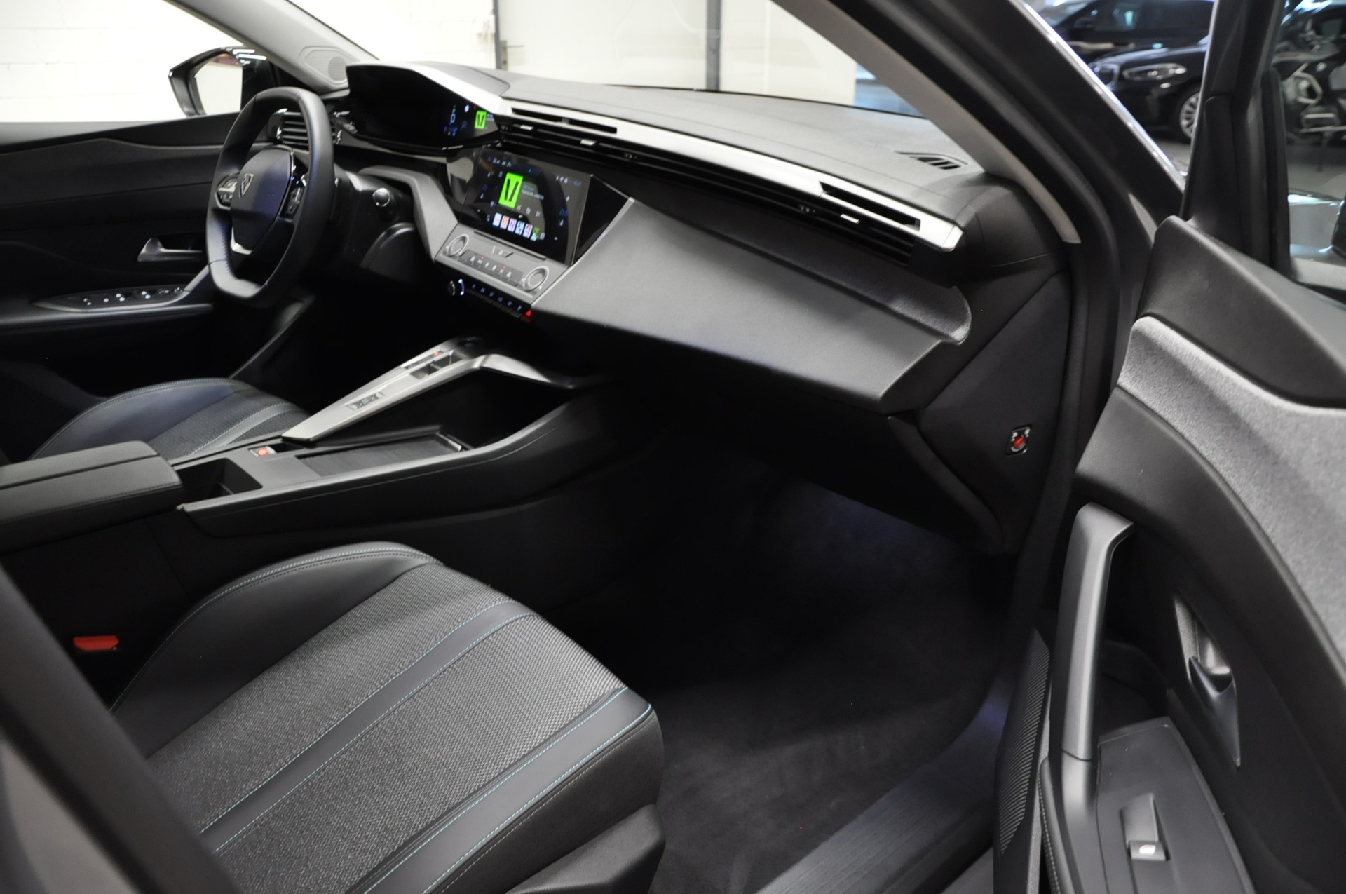 PEUGEOT 408 1.2 HEV 136 Allure-image-13
