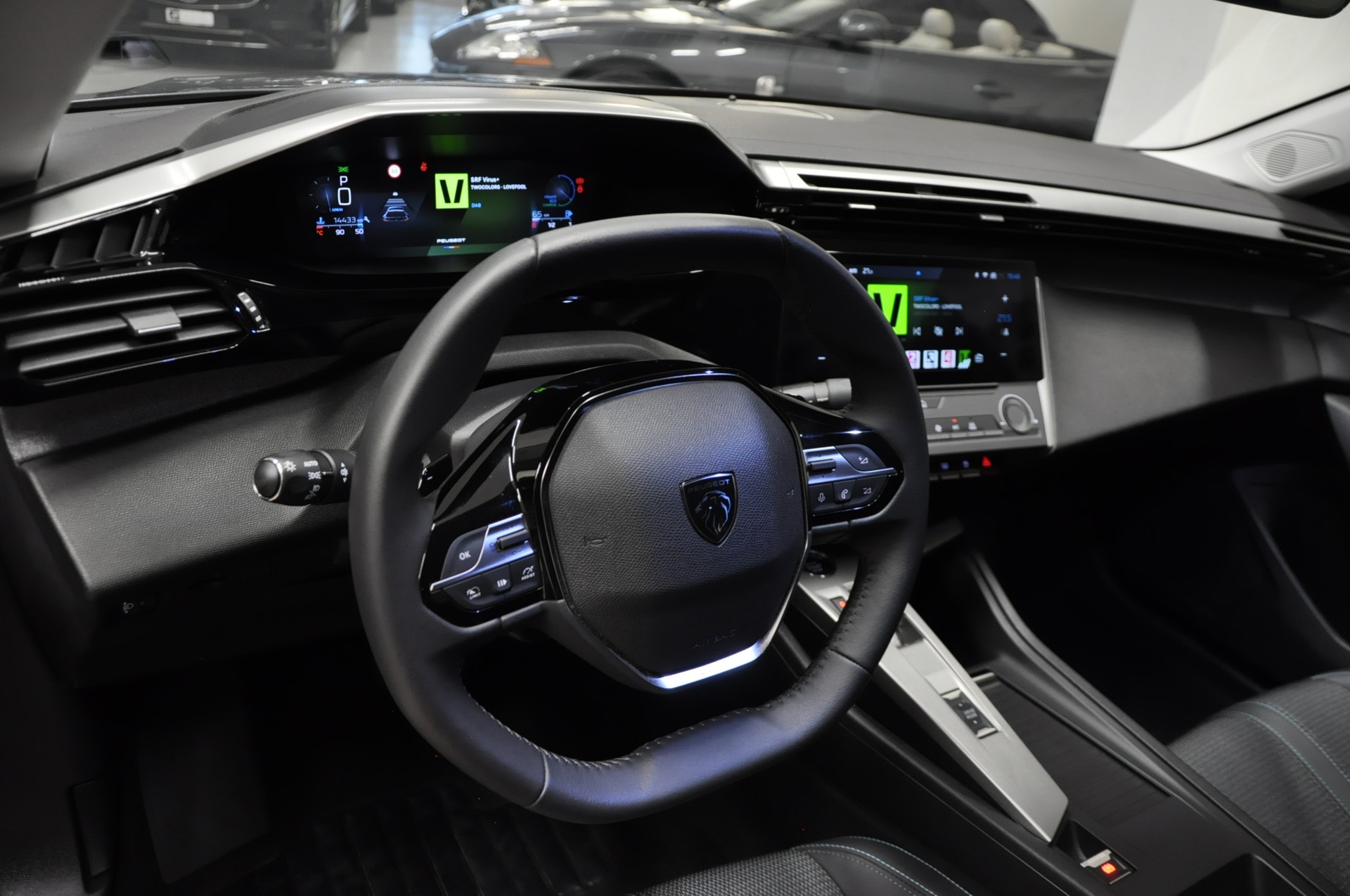 PEUGEOT 408 1.2 HEV 136 Allure-image-11
