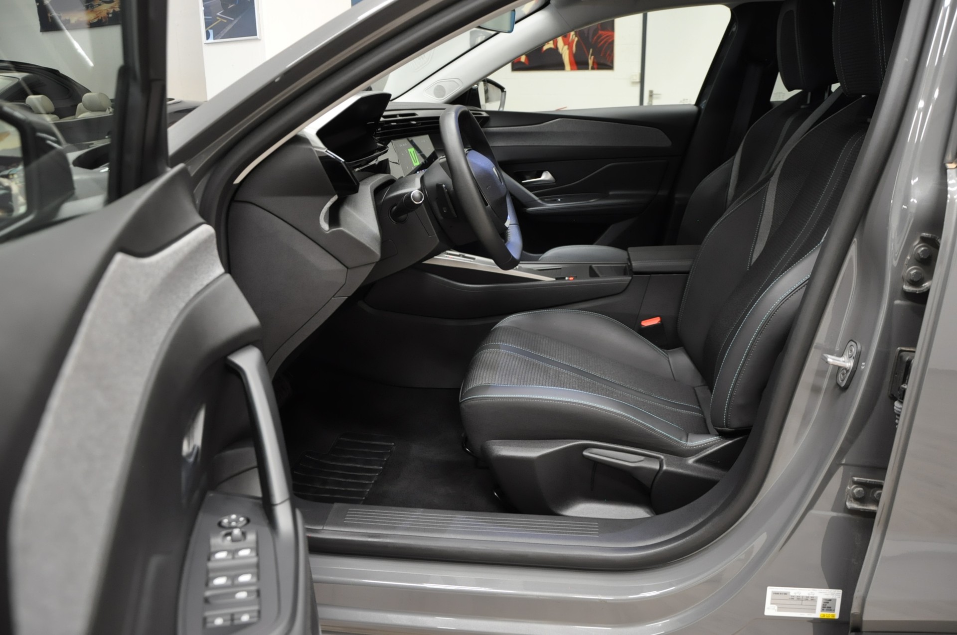 PEUGEOT 408 1.2 HEV 136 Allure-image-9