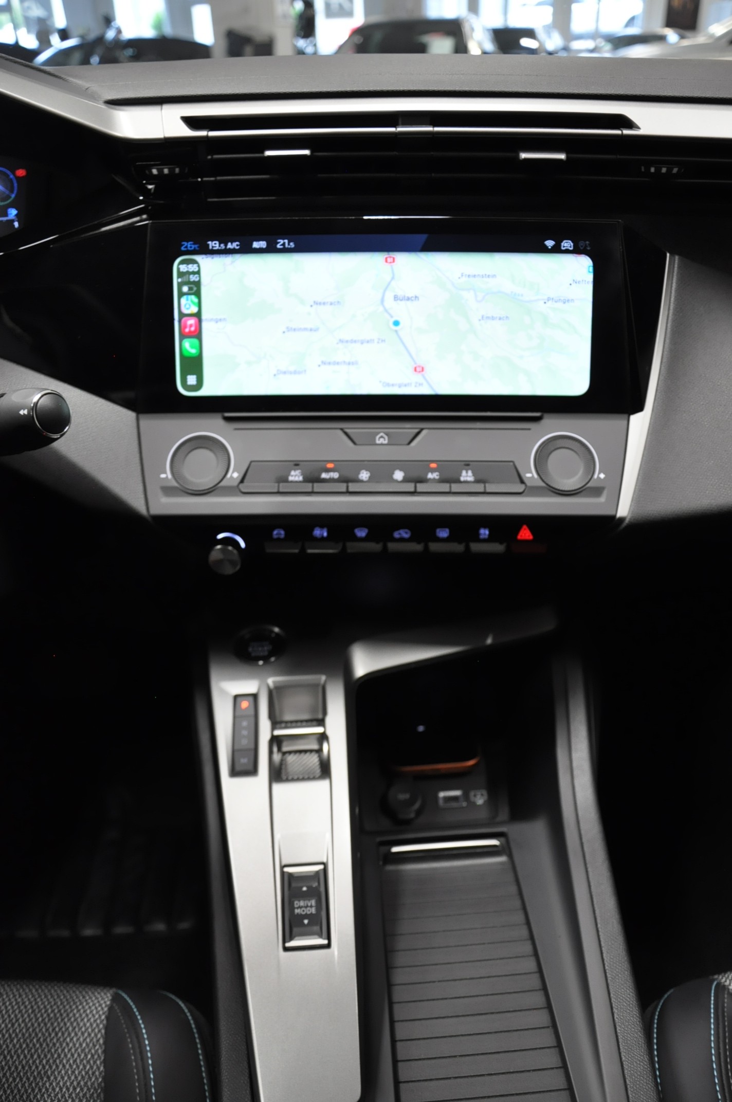 PEUGEOT 408 1.2 HEV 136 Allure-image-19