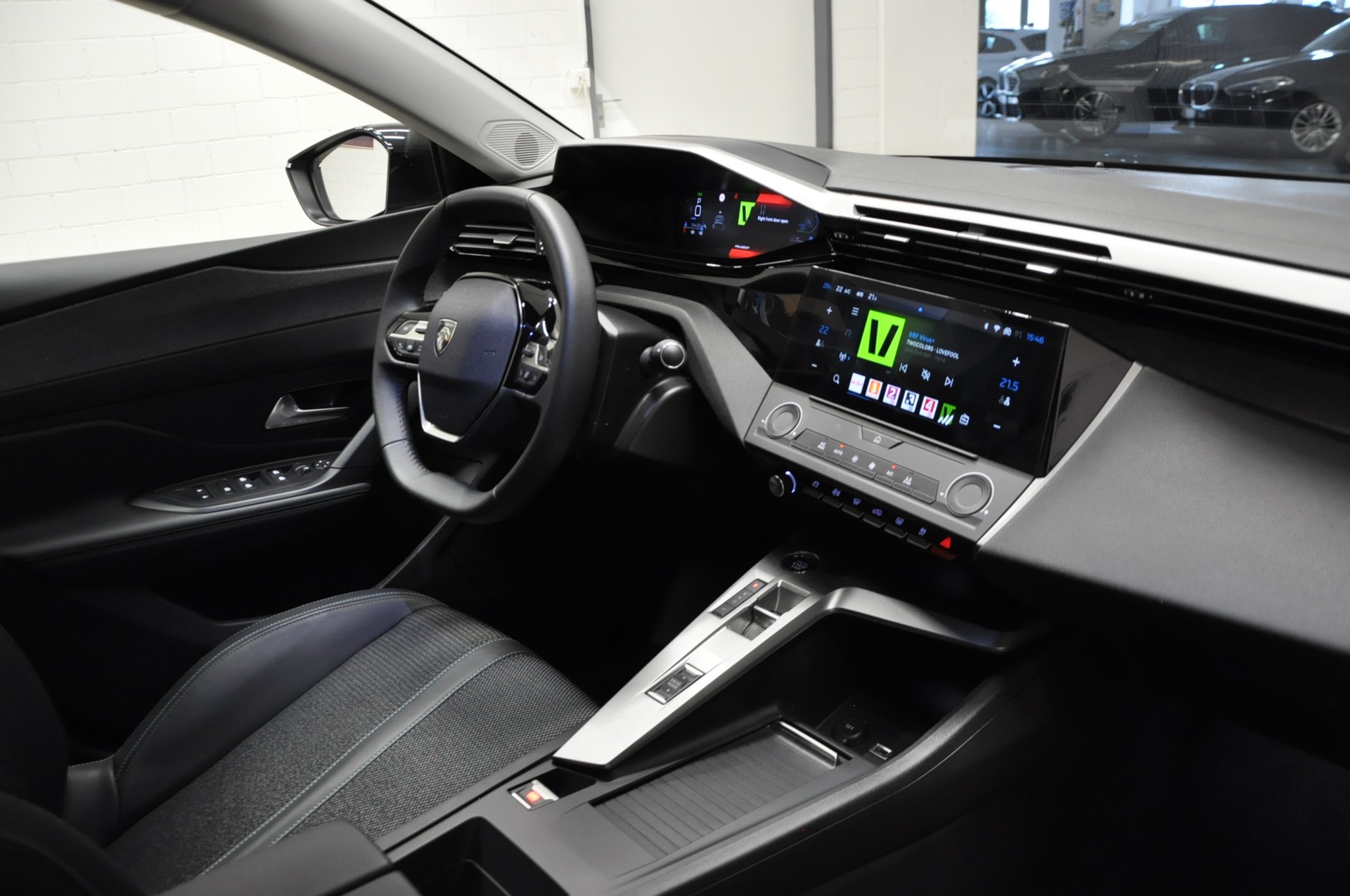 PEUGEOT 408 1.2 HEV 136 Allure-image-12