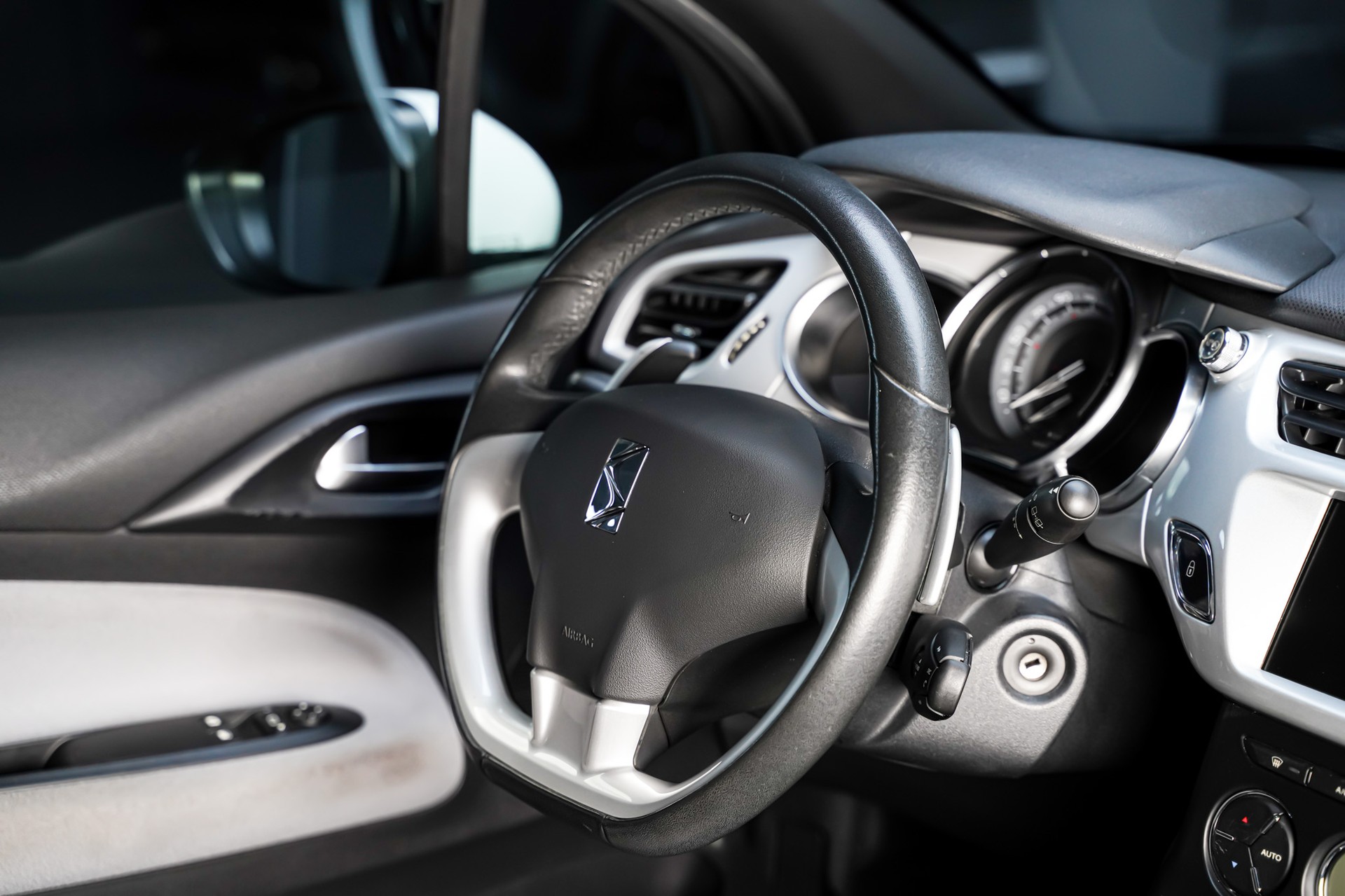 DS AUTOMOBILES DS3 1.4 HDi Chic EGS5-image-16