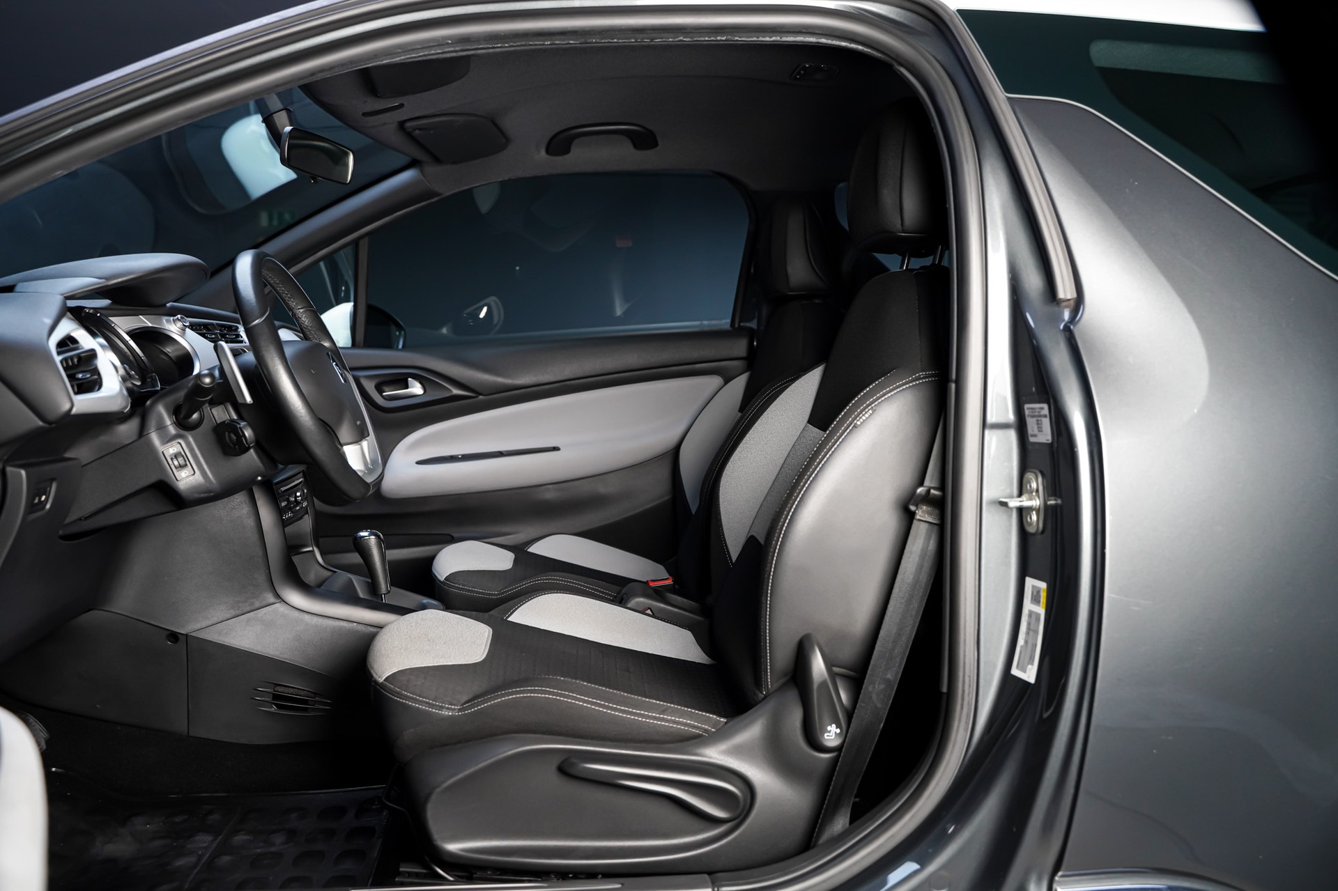 DS AUTOMOBILES DS3 1.4 HDi Chic EGS5-image-10