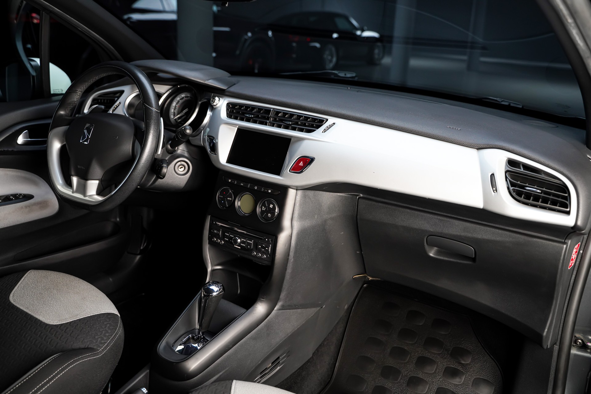 DS AUTOMOBILES DS3 1.4 HDi Chic EGS5-image-14